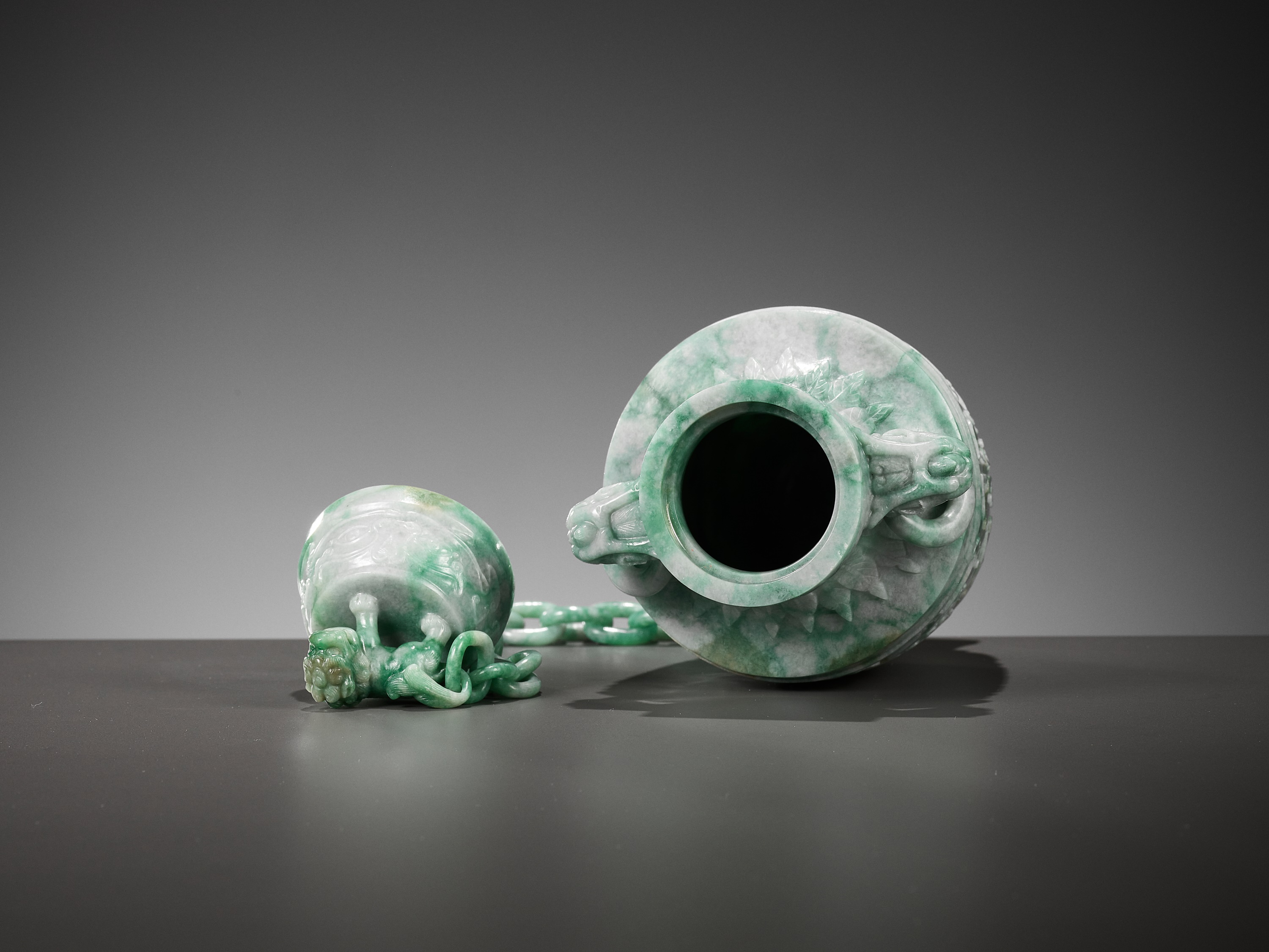 A LAVENDER AND APPLE GREEN JADEITE 'CHAIN' VASE AND COVER, EARLY 20TH CENTURY - Image 11 of 11