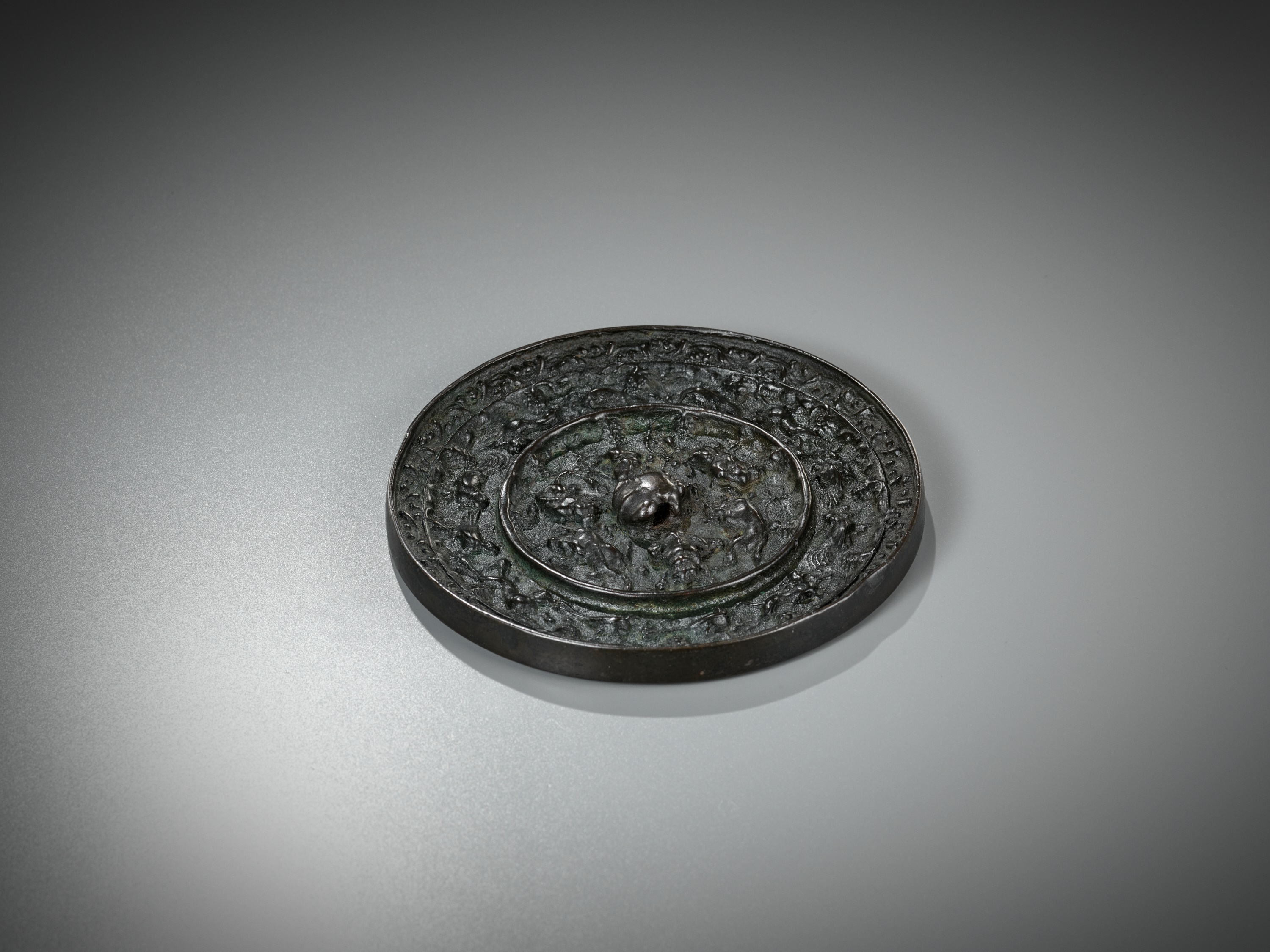 A BRONZE 'XINIU' MIRROR STAND AND 'LION AND GRAPEVINE' MIRROR, MING AND TANG DYNASTY - Image 17 of 20