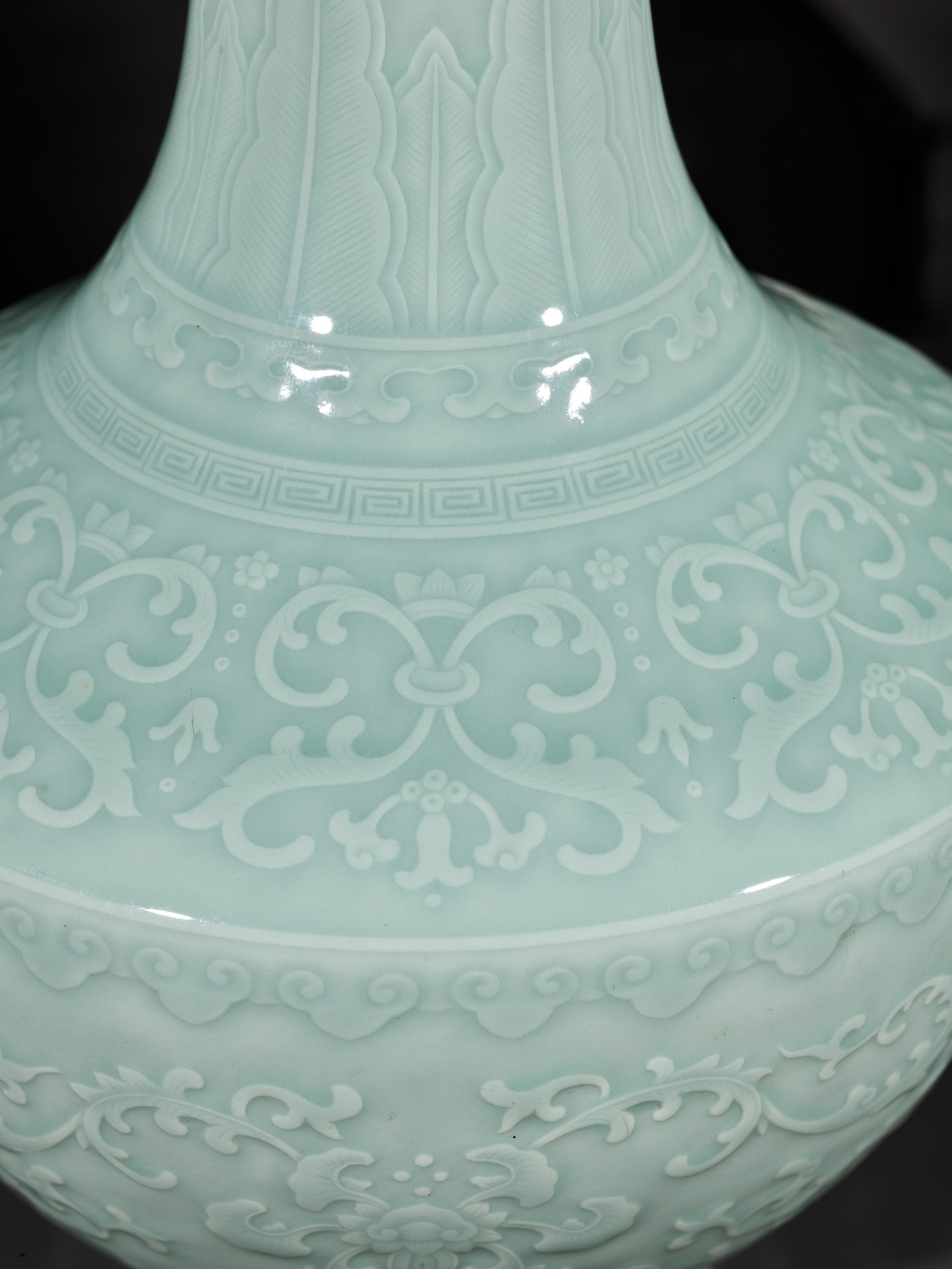 A CARVED CELADON-GLAZED 'LOTUS' VASE, QIANLONG MARK AND PERIOD - Image 10 of 22