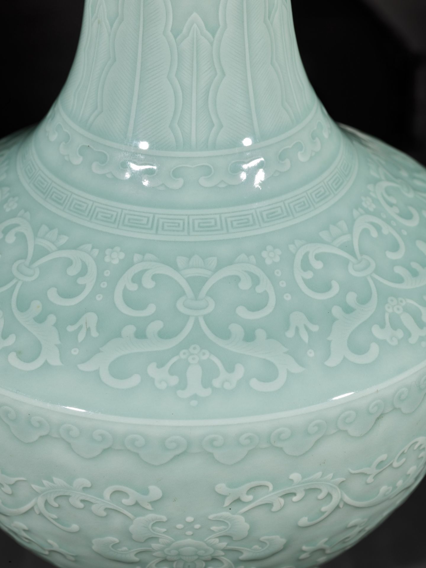 A CARVED CELADON-GLAZED 'LOTUS' VASE, QIANLONG MARK AND PERIOD - Bild 10 aus 22