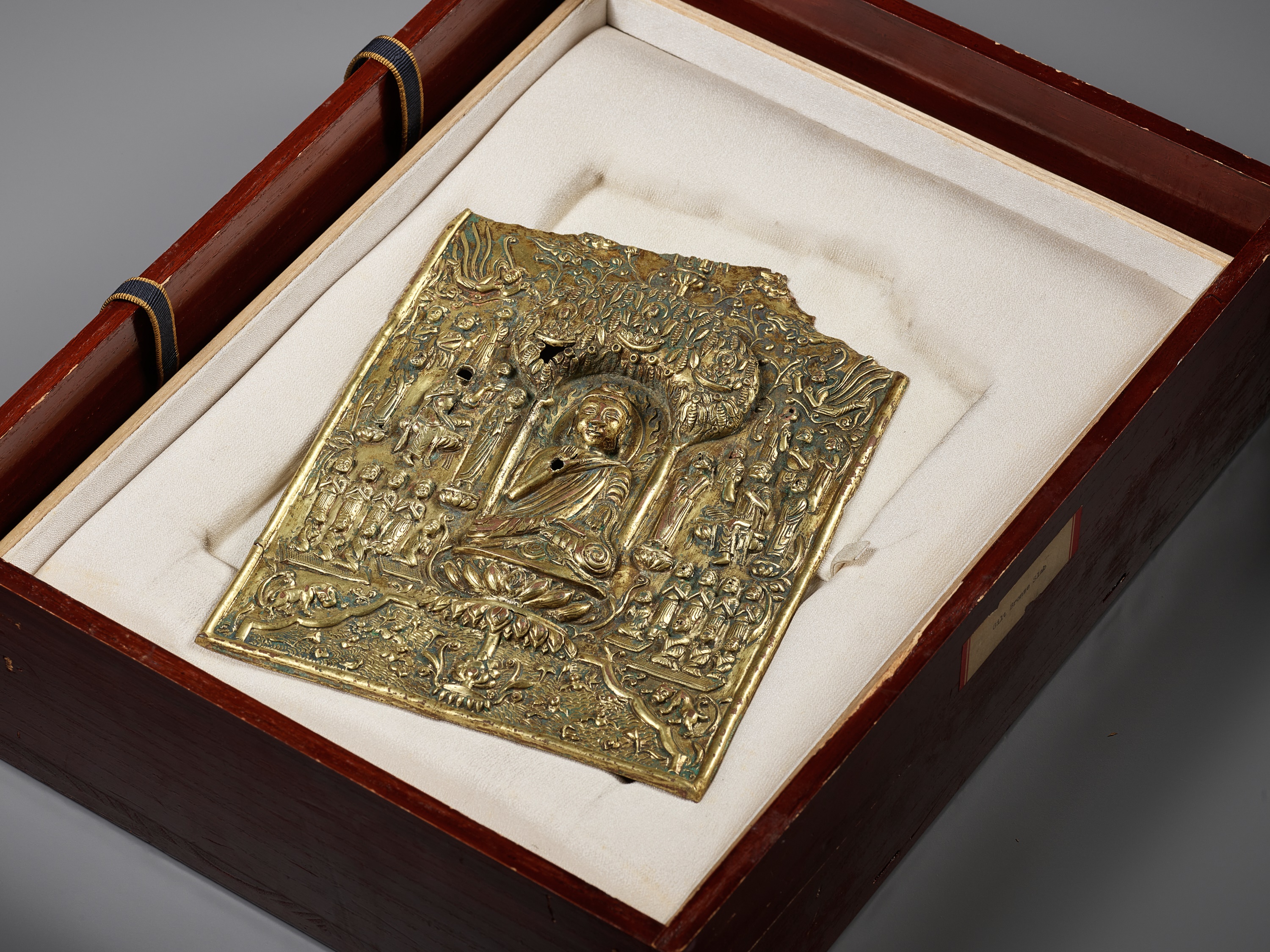 A LARGE AND IMPORTANT BUDDHIST VOTIVE PLAQUE, GILT COPPER REPOUSSE, EARLY TANG DYNASTY - Image 11 of 21