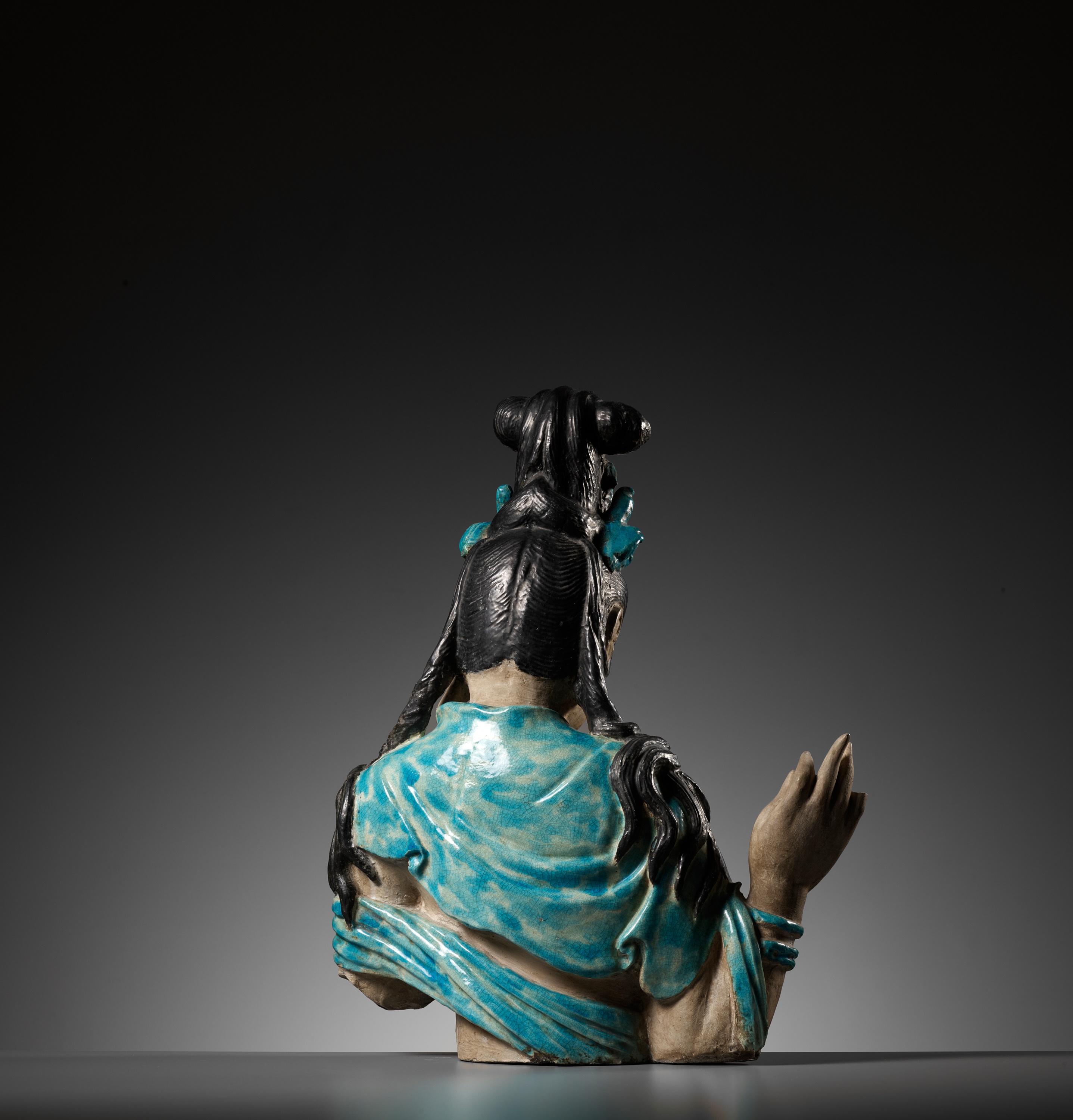 A LARGE AND MASSIVE FAHUA-GLAZED STONEWARE BUST OF GUANYIN, MING DYNASTY - Image 12 of 17