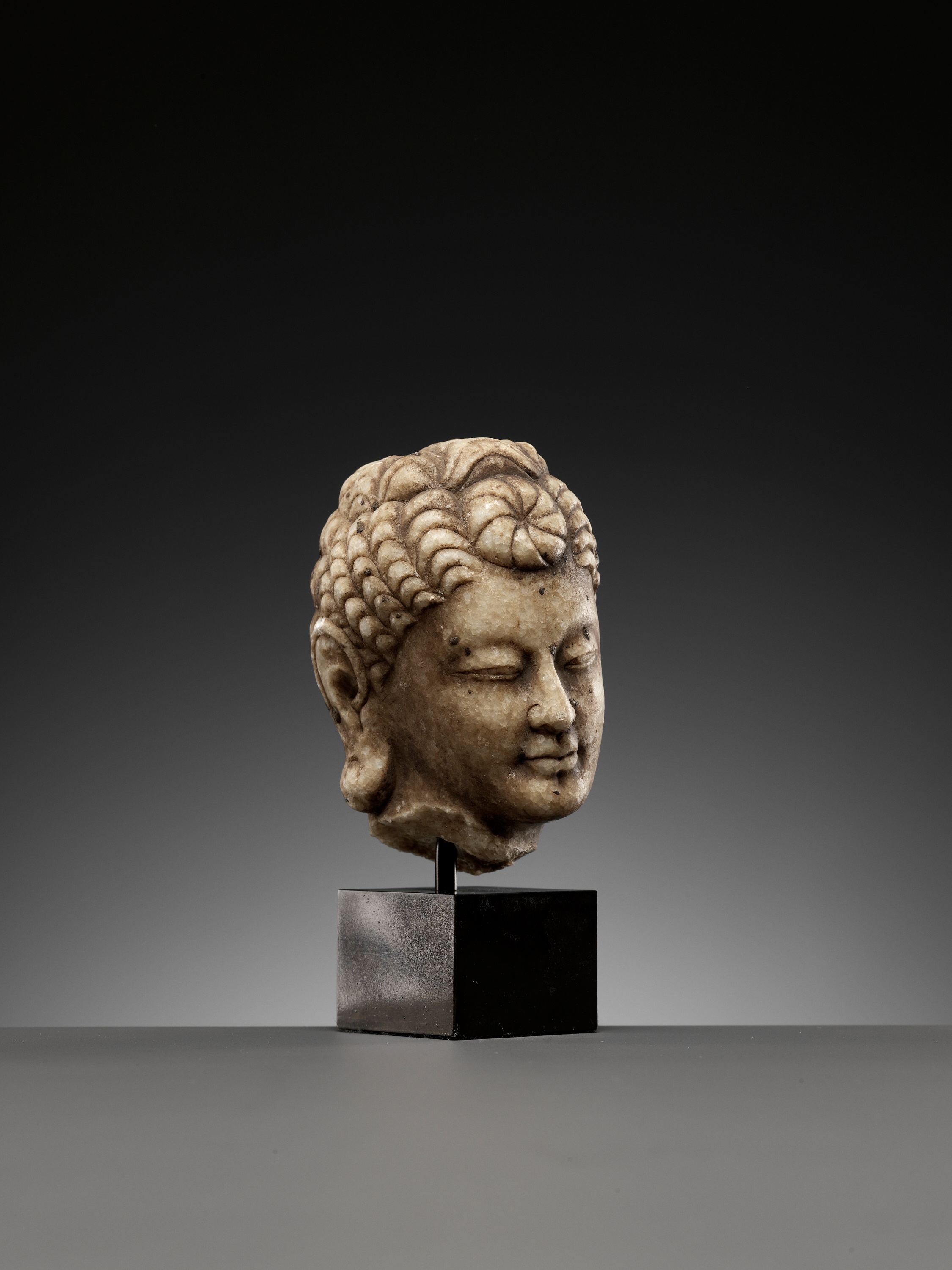 A WHITE MARBLE HEAD OF A BODHISATTVA, KINGDOM OF GANDHARA - Image 9 of 9