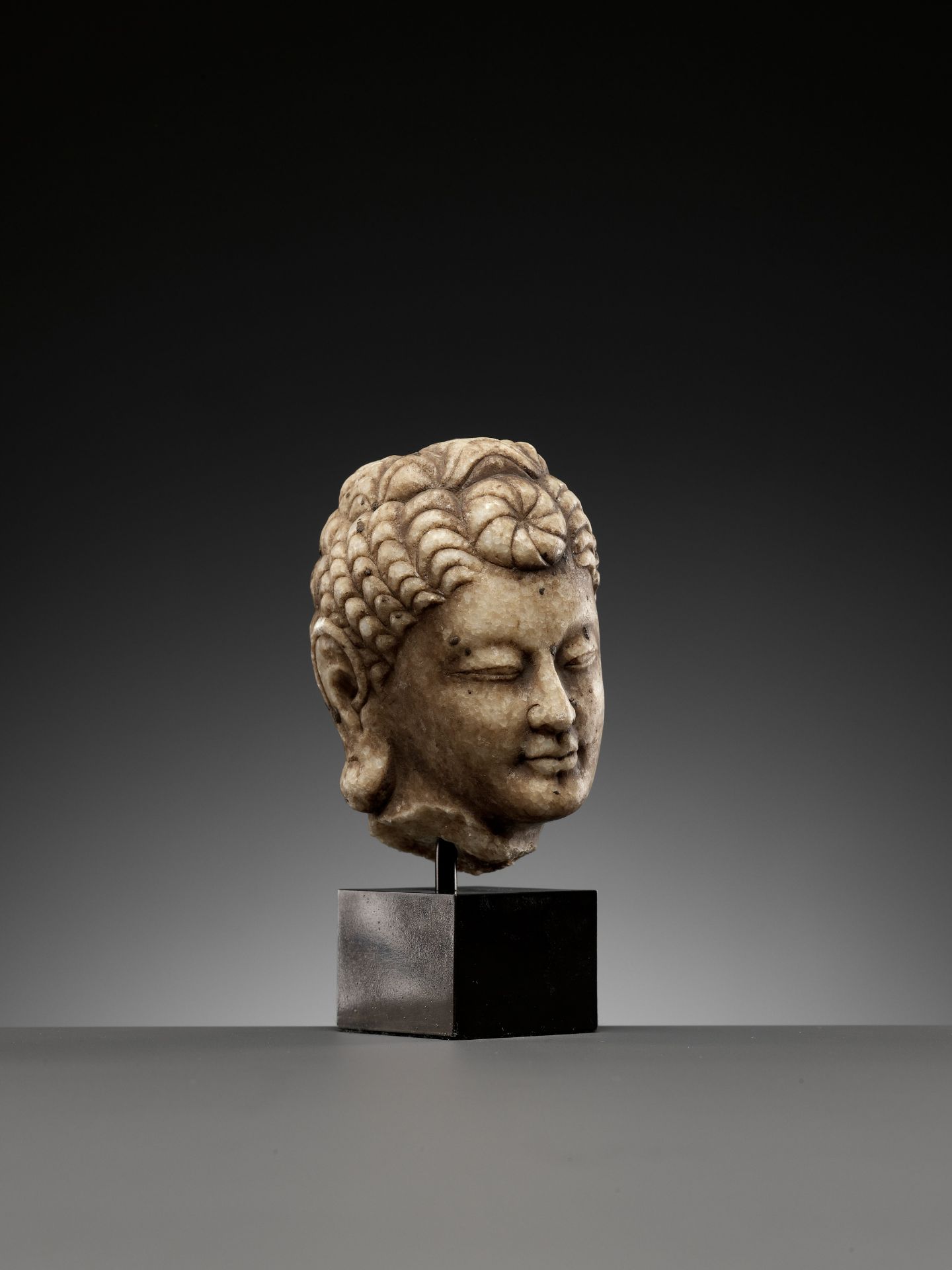 A WHITE MARBLE HEAD OF A BODHISATTVA, KINGDOM OF GANDHARA - Bild 9 aus 9