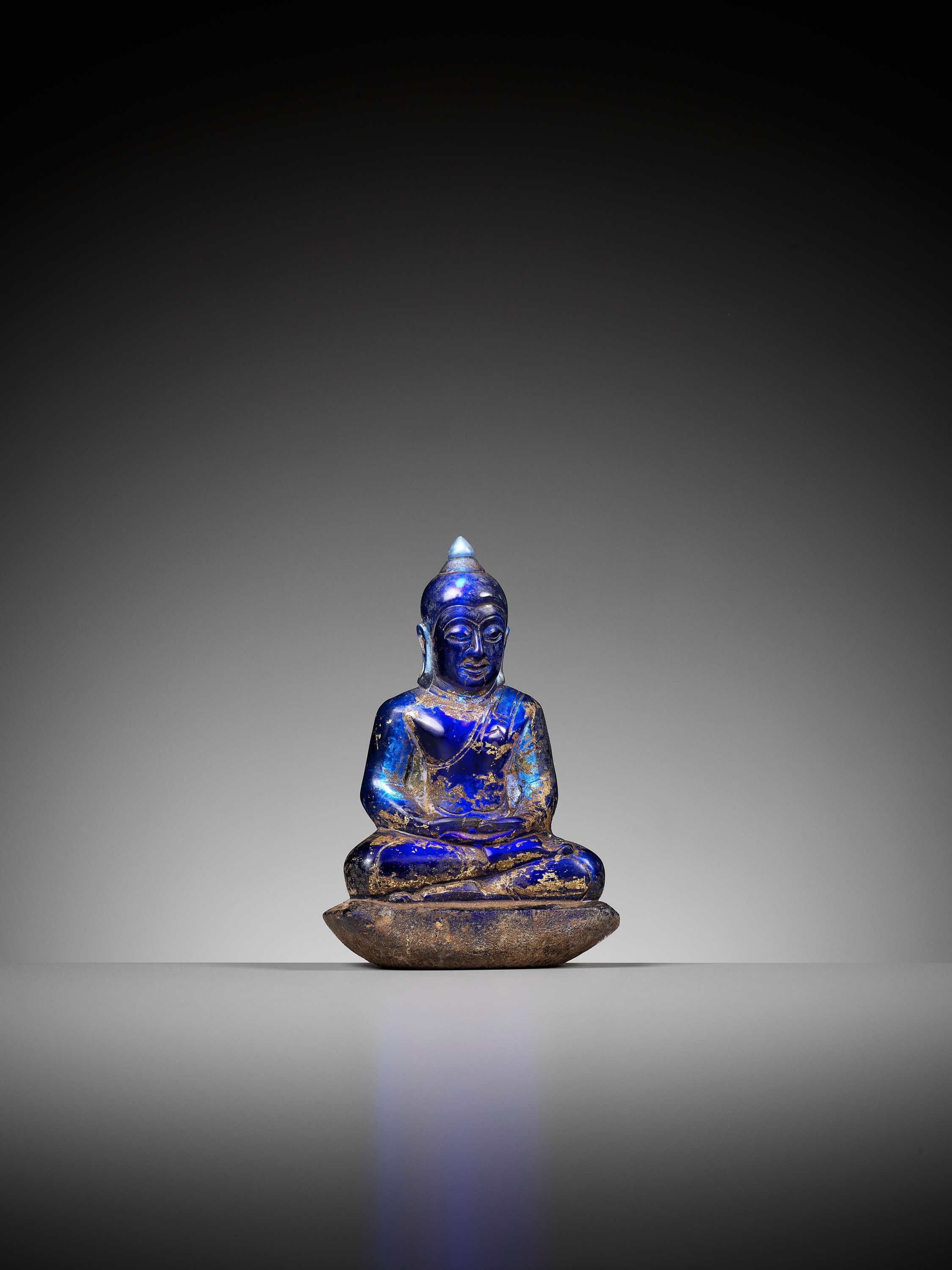 A GILT SAPPHIRE GLASS BUDDHA, THAILAND, AYUTTHAYA, BEFORE 1763 AD - Image 11 of 12