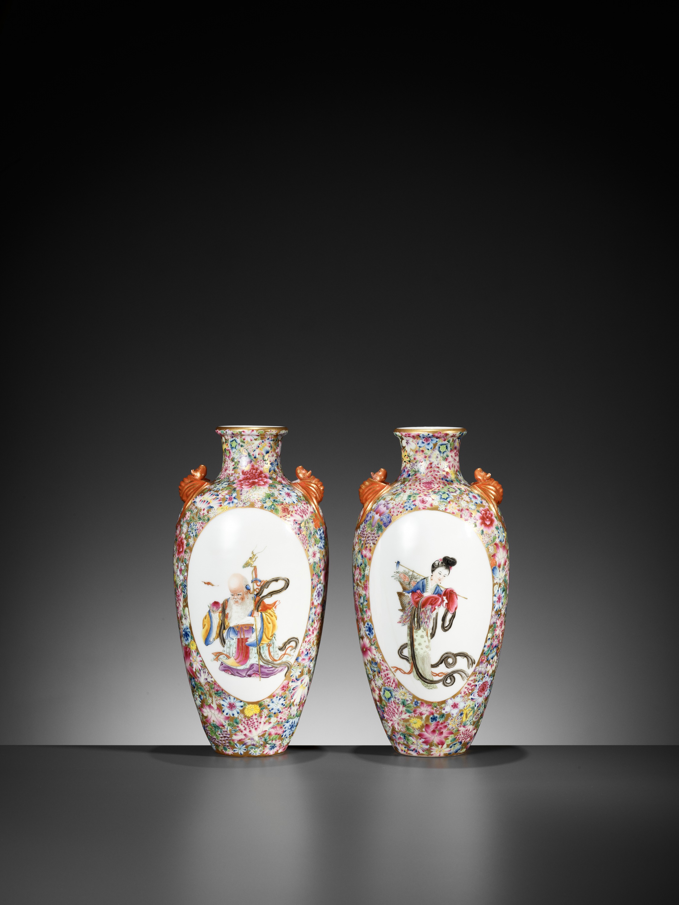 A PAIR OF FAMILLE ROSE 'MILLEFLEUR' VASES, LATE QING TO REPUBLIC - Image 2 of 13
