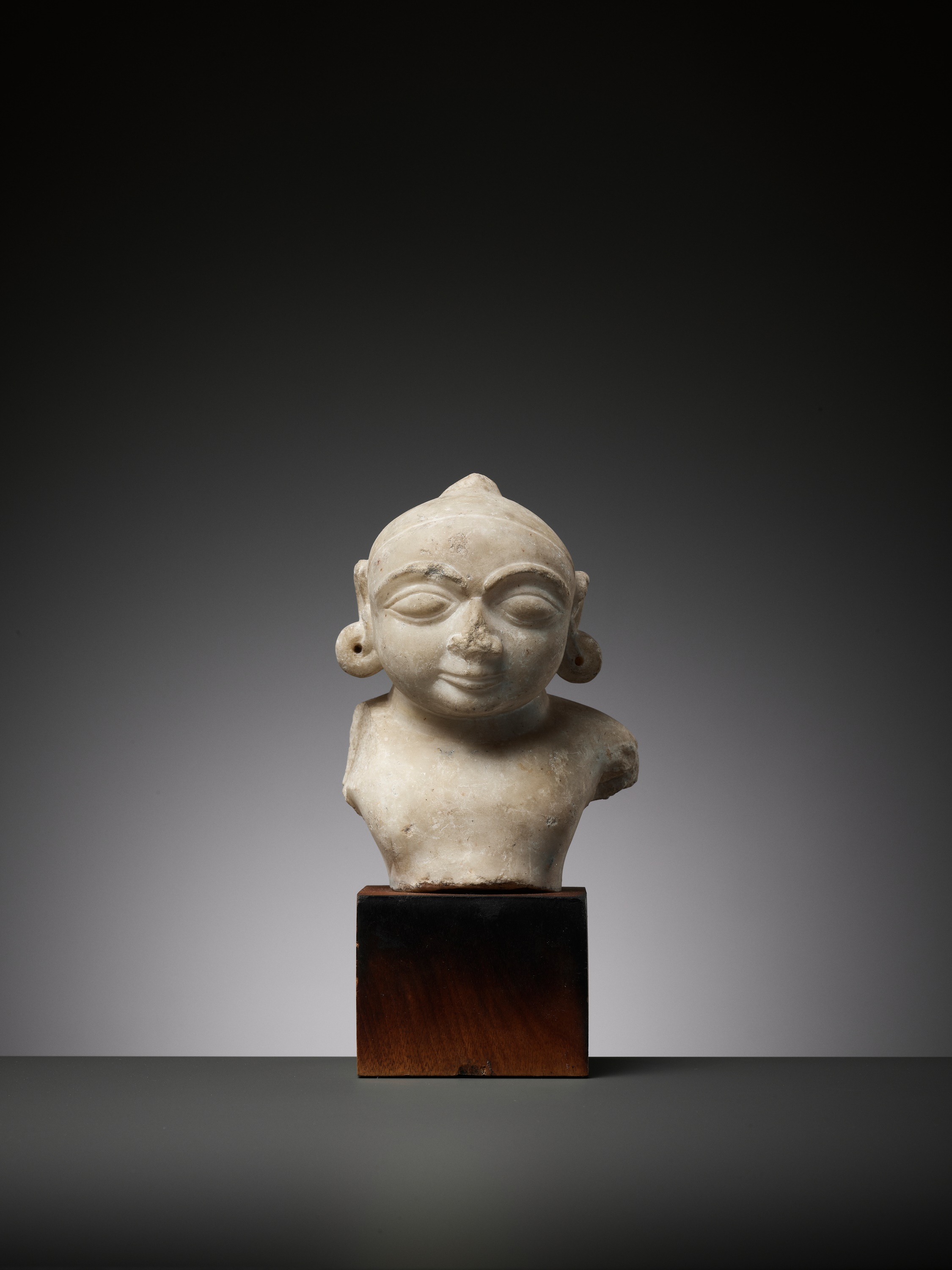 A JAIN WHITE MARBLE BUST OF THE CHILD KRISHNA, 14TH-15TH CENTURY - Image 2 of 13