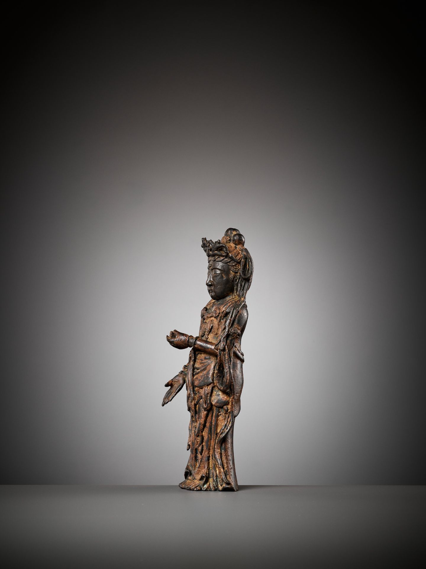 AN EXCEEDINGLY RARE BRONZE FIGURE OF GUANYIN, DALI KINGDOM, 12TH - MID-13TH CENTURY - Bild 17 aus 20