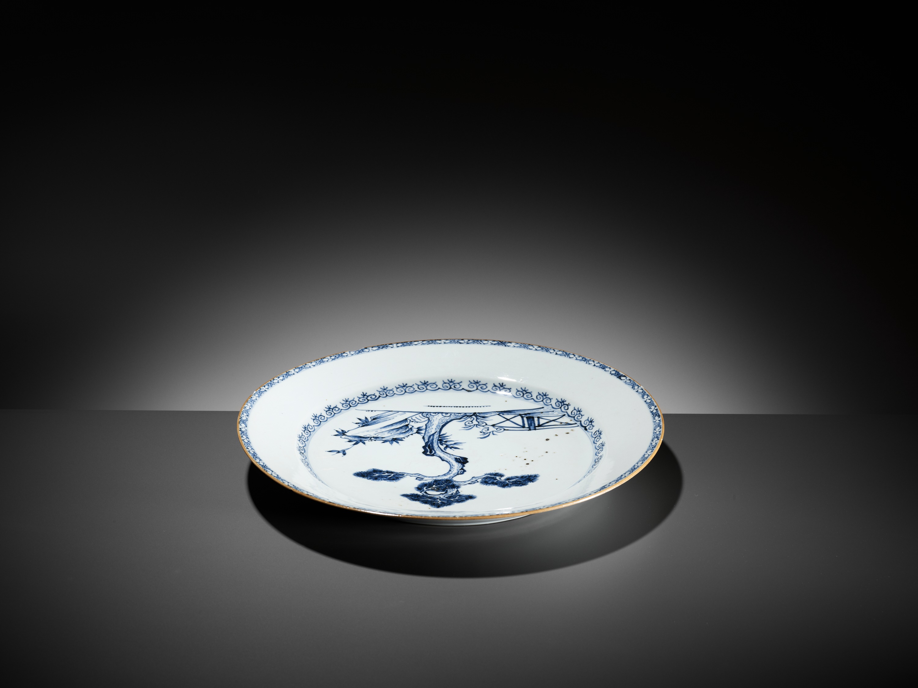 A LARGE BLUE AND WHITE 'PINE AND LINGZHI' DISH, 18TH CENTURY - Image 3 of 6