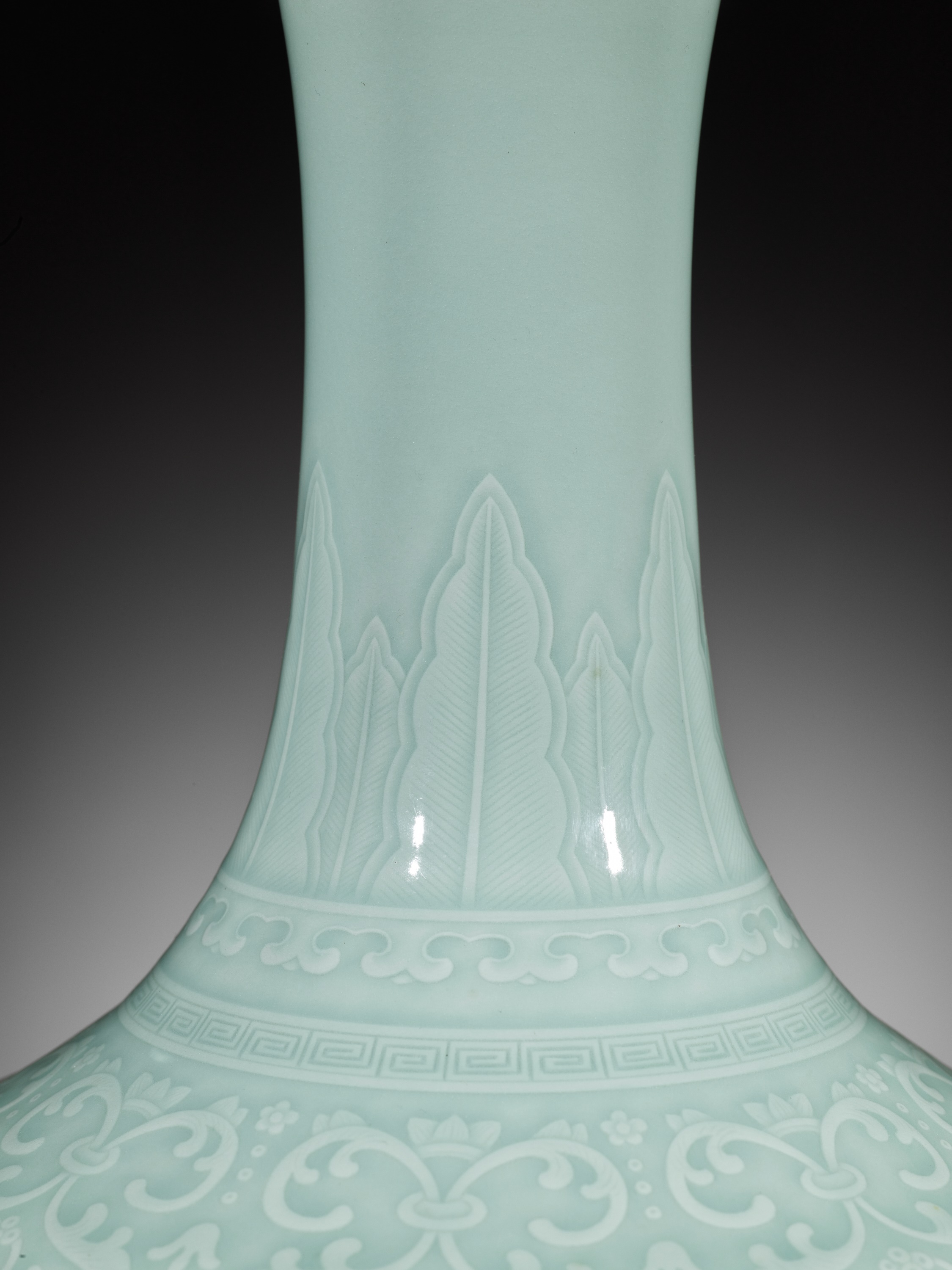 A CARVED CELADON-GLAZED 'LOTUS' VASE, QIANLONG MARK AND PERIOD - Image 19 of 22