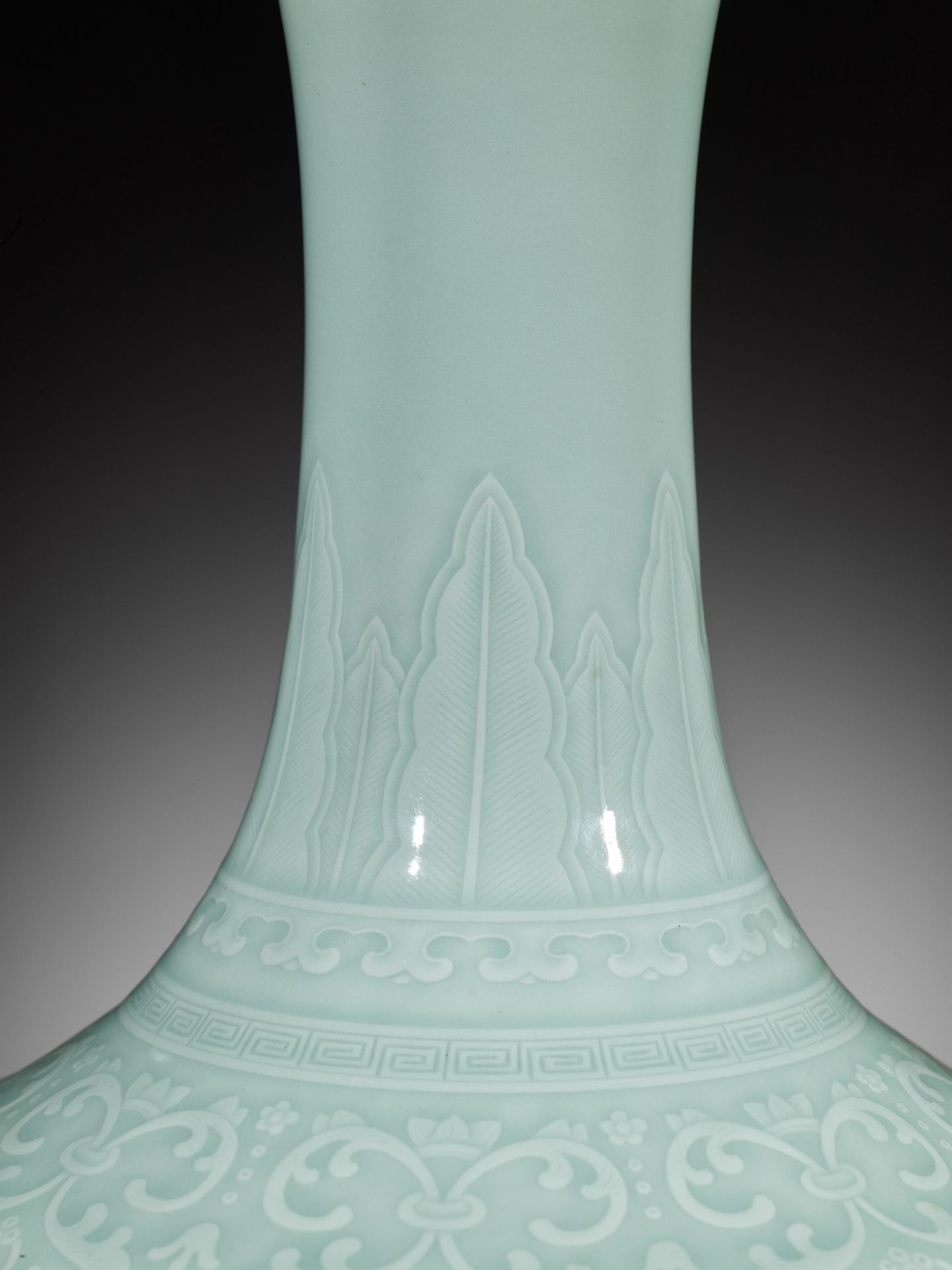 A CARVED CELADON-GLAZED 'LOTUS' VASE, QIANLONG MARK AND PERIOD - Bild 19 aus 22