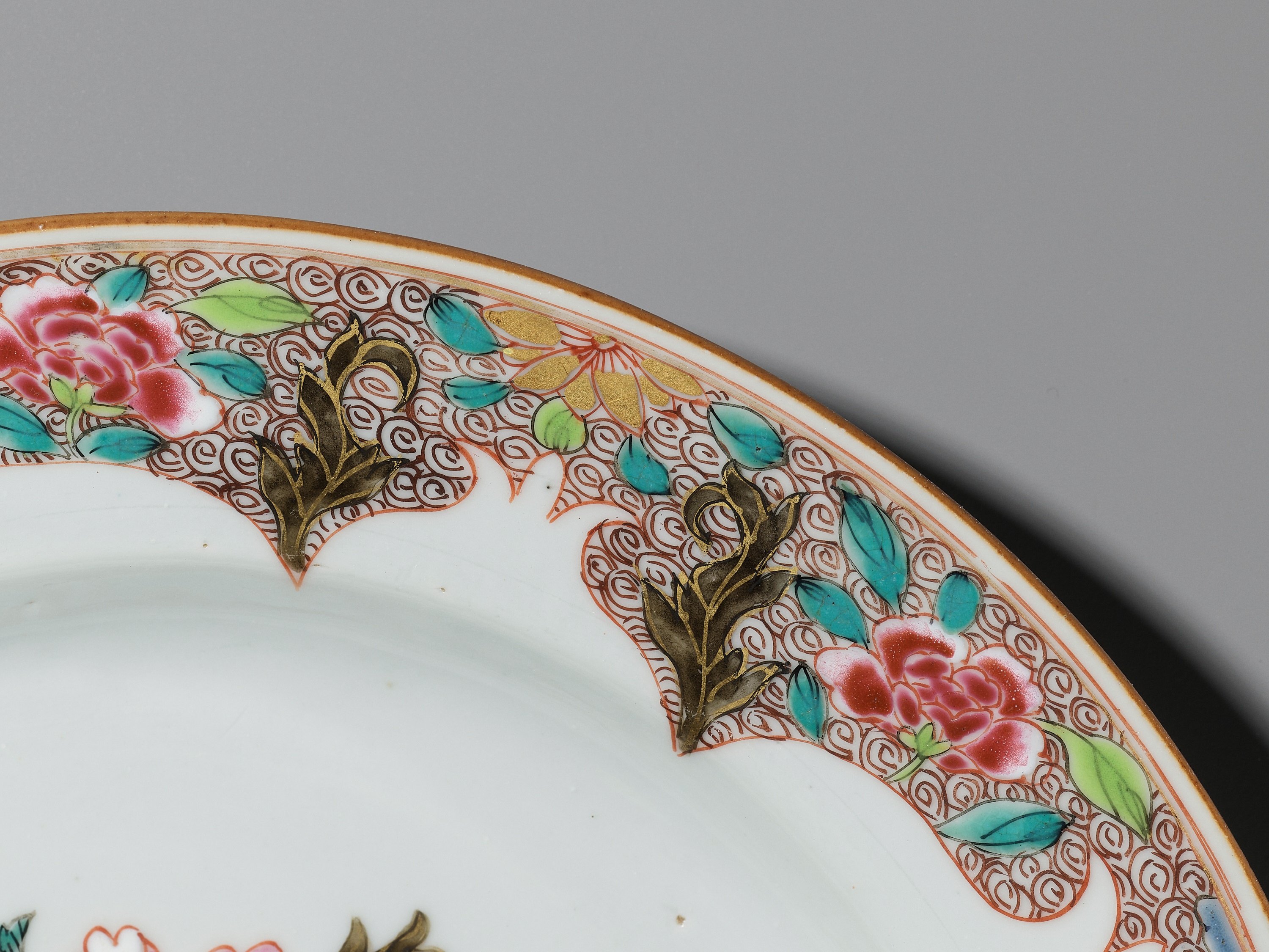 A FAMILLE ROSE 'PEONY AND CHRYSANTHEMUM' DISH, 18TH CENTURY - Image 6 of 8