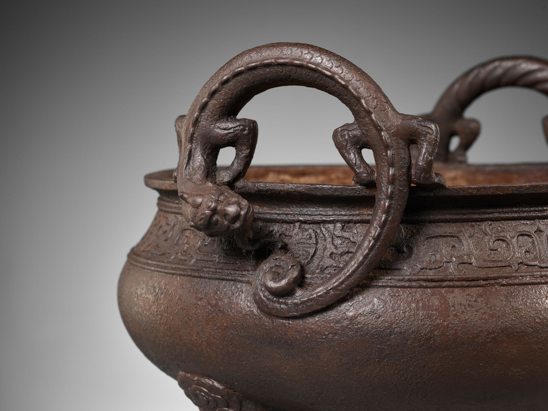 A LARGE ARCHAISTIC CAST IRON TRIPOD CENSER, MING DYNASTY - Image 2 of 14
