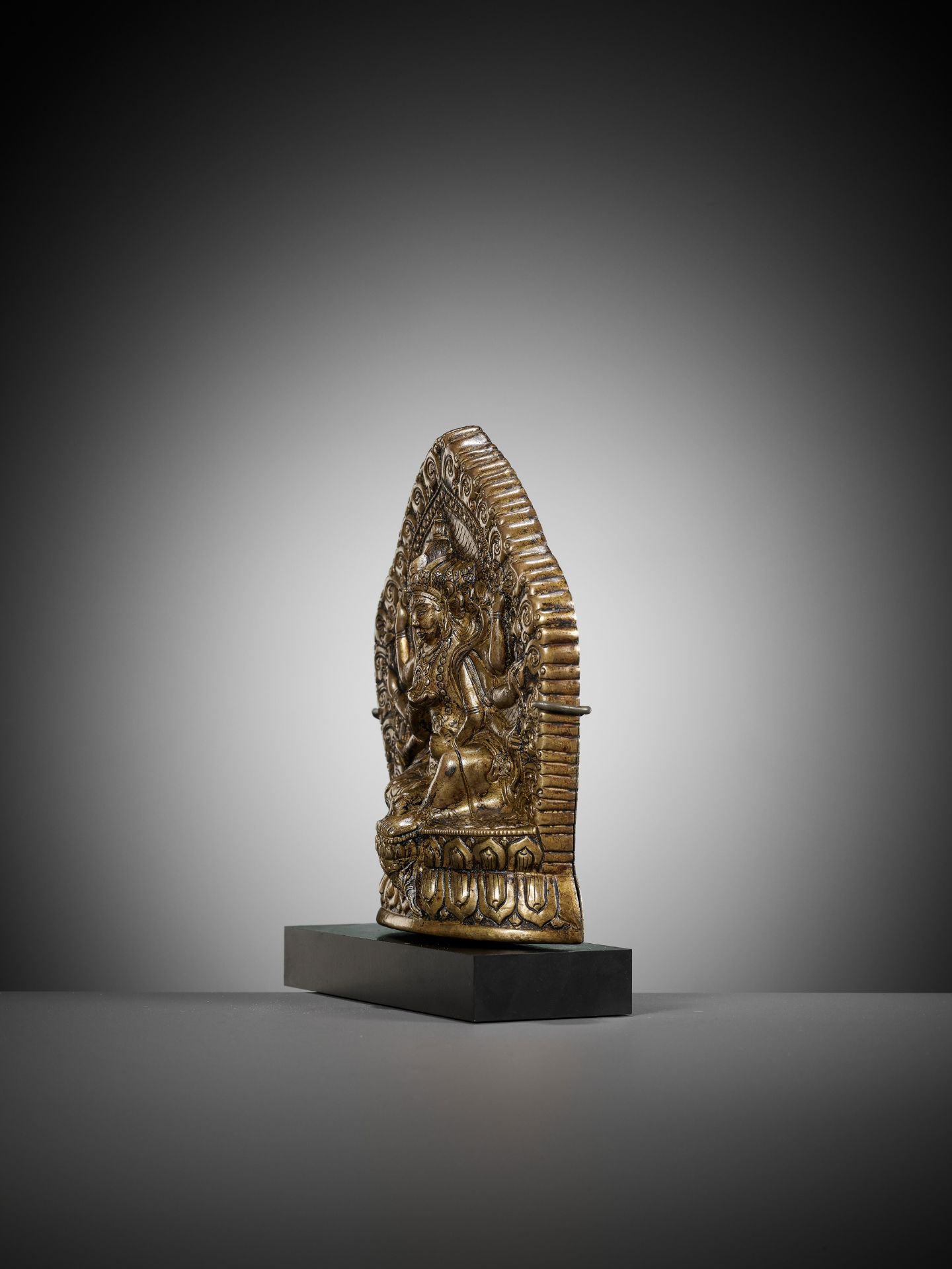 A COPPER ALLOY REPOUSSE PLAQUE OF A 'PANCHA RAKSHA' PROTECTOR GODDESS - Image 5 of 10