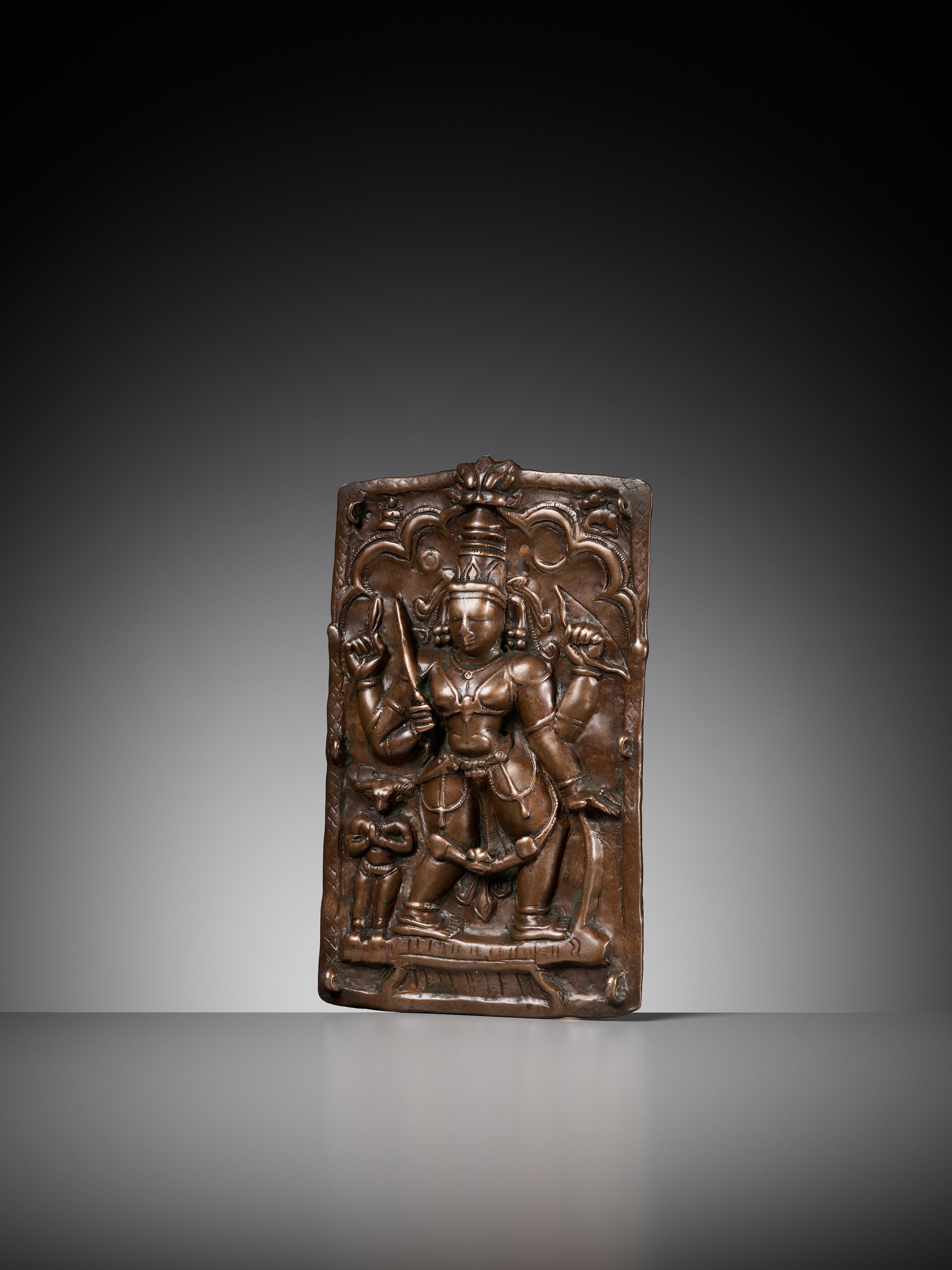 A CEREMONIAL COPPER SHIELD DEPICTING VIRABHADRA, 17TH-18TH CENTURY - Image 5 of 9