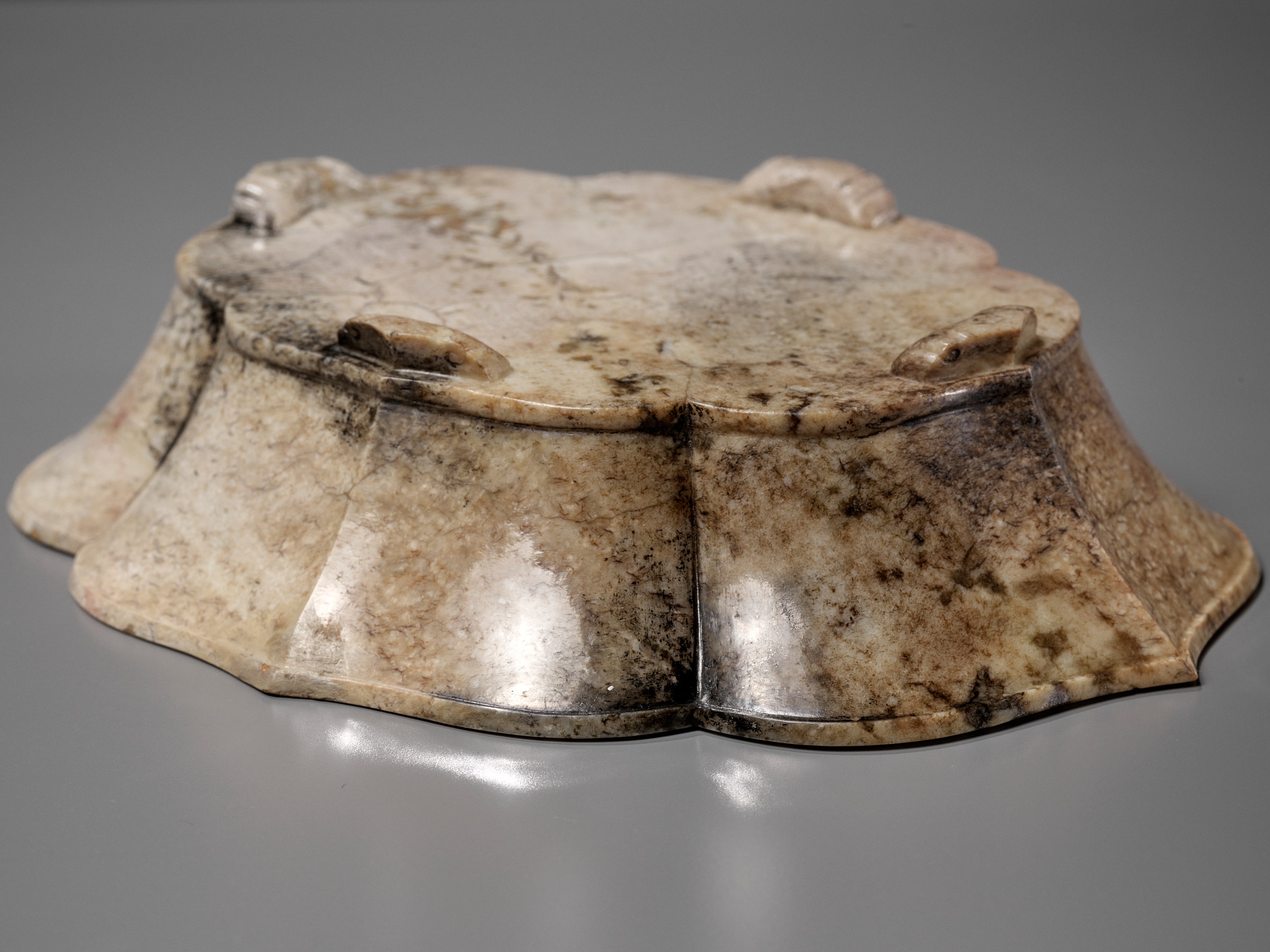 A CHICKEN BONE JADE 'DOUBLE FISH' MARRIAGE BOWL, 17TH-18TH CENTURY - Image 7 of 16