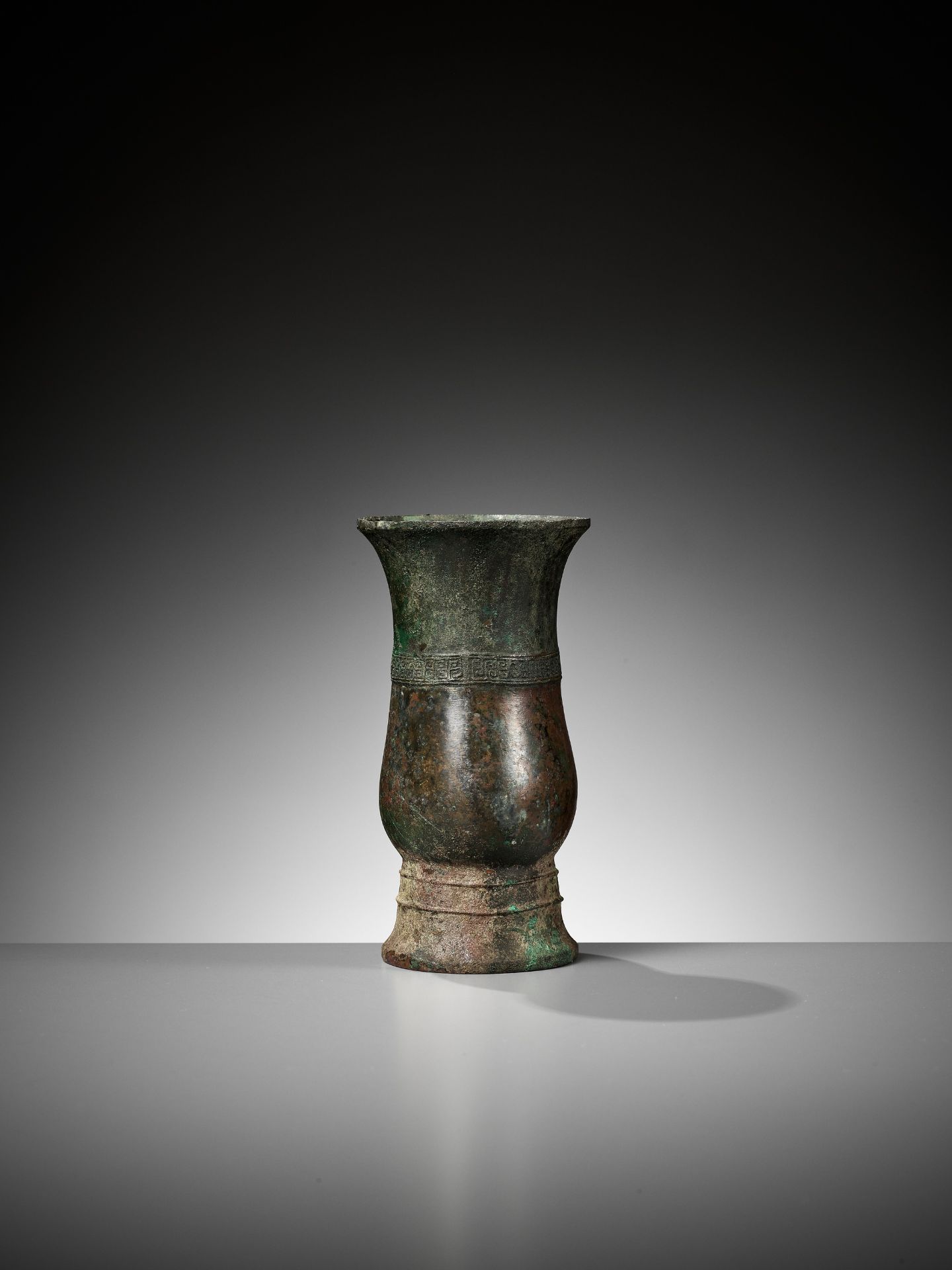 AN ARCHAIC BRONZE RITUAL WINE VESSEL, ZHI, LATE SHANG TO EARLY WESTERN ZHOU DYNASTY - Image 11 of 21