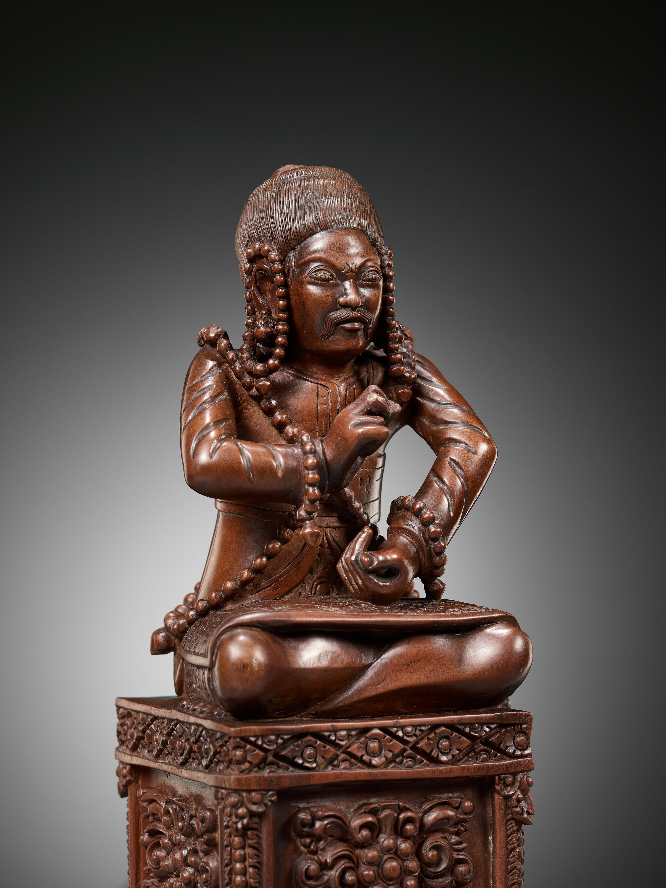 A MASTERFULLY CARVED HARDWOOD FIGURE OF A BUDDHIST PRIEST, SCHOOL OF CHOYING DORJE - Image 2 of 14