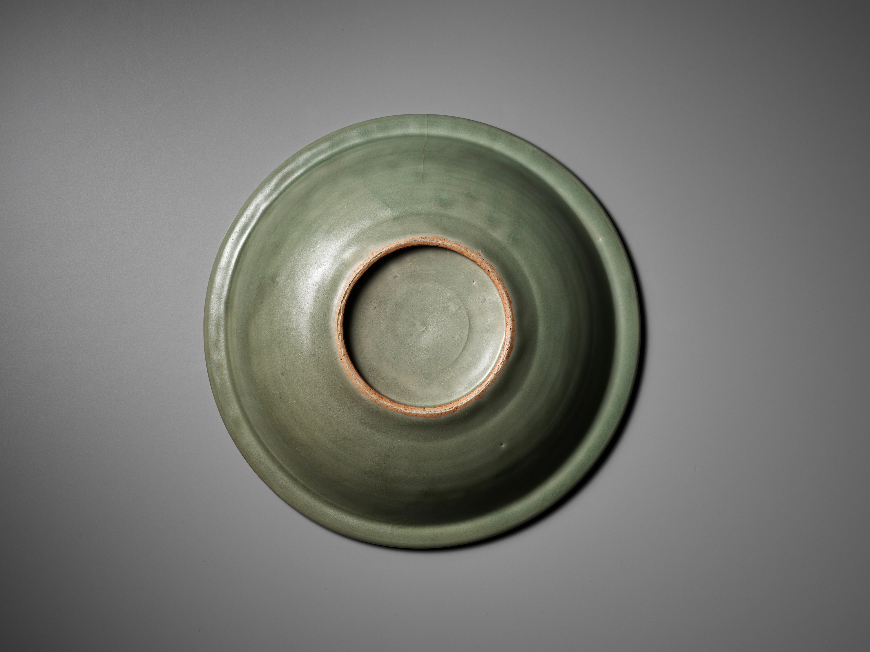 A CARVED LONGQUAN CELADON 'LOTUS' CHARGER, MING DYNASTY - Image 2 of 7