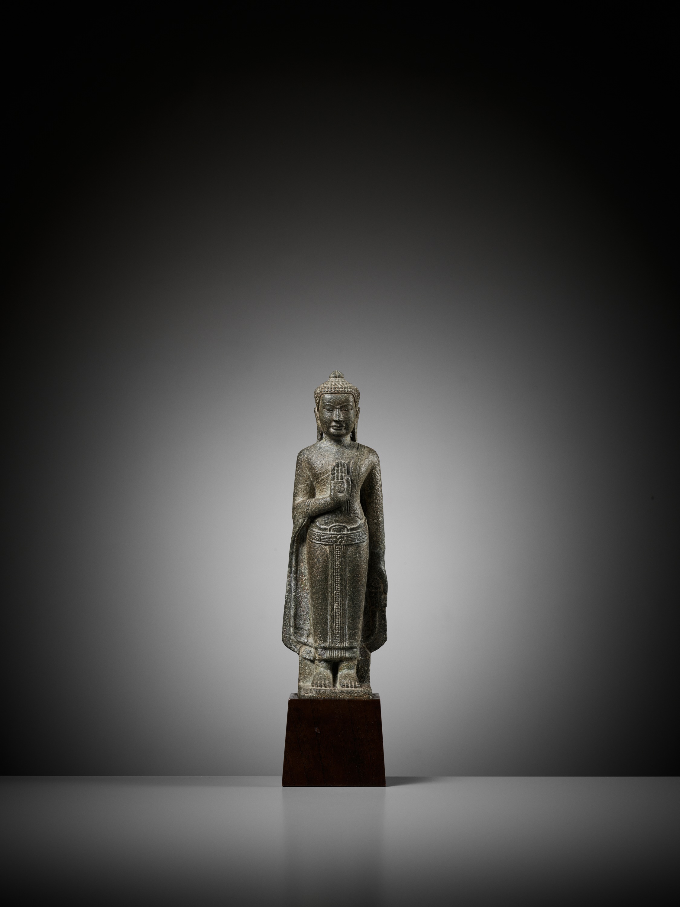 A SANDSTONE FIGURE OF STANDING BUDDHA - Image 3 of 15