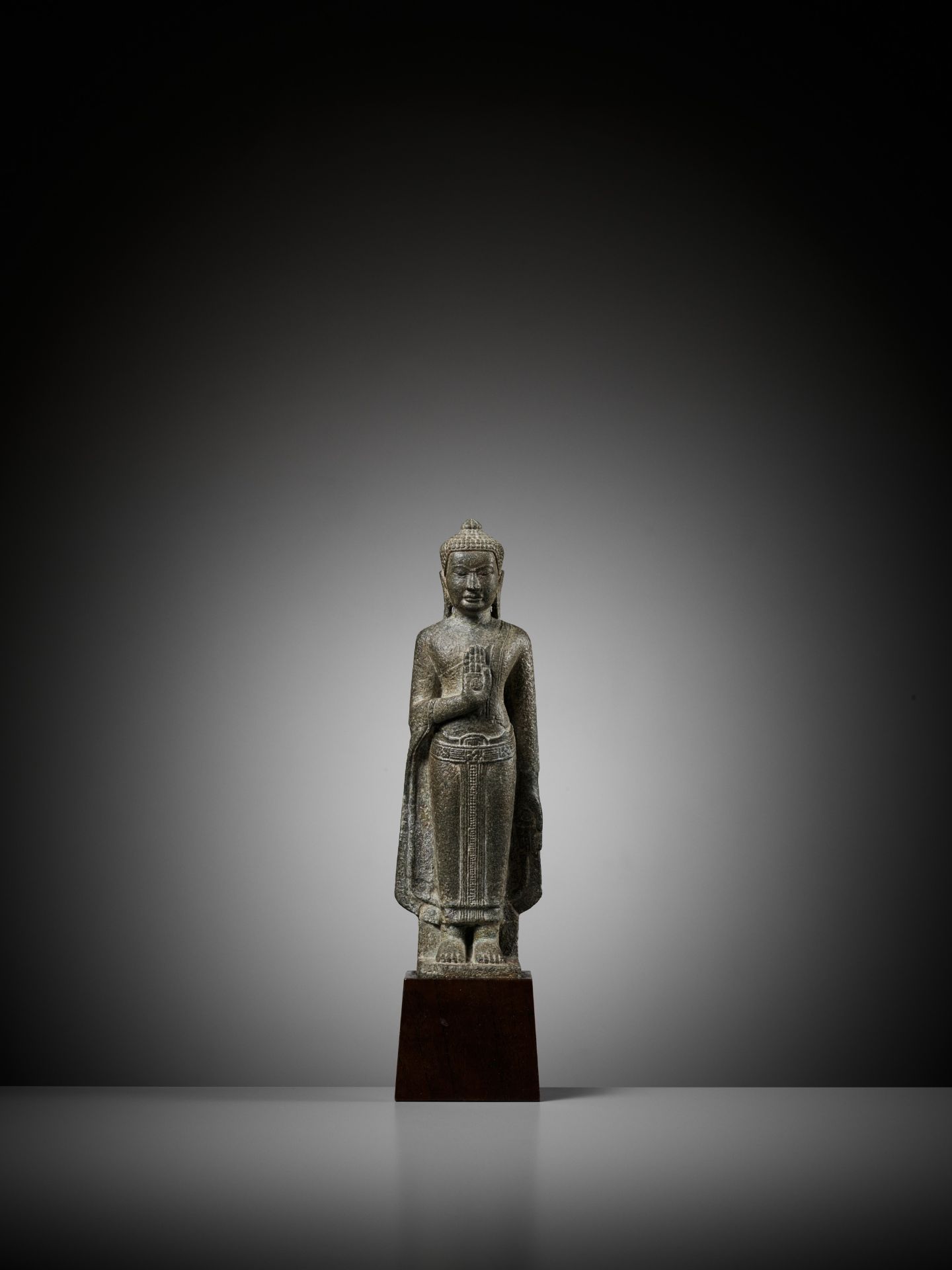 A SANDSTONE FIGURE OF STANDING BUDDHA - Image 3 of 15