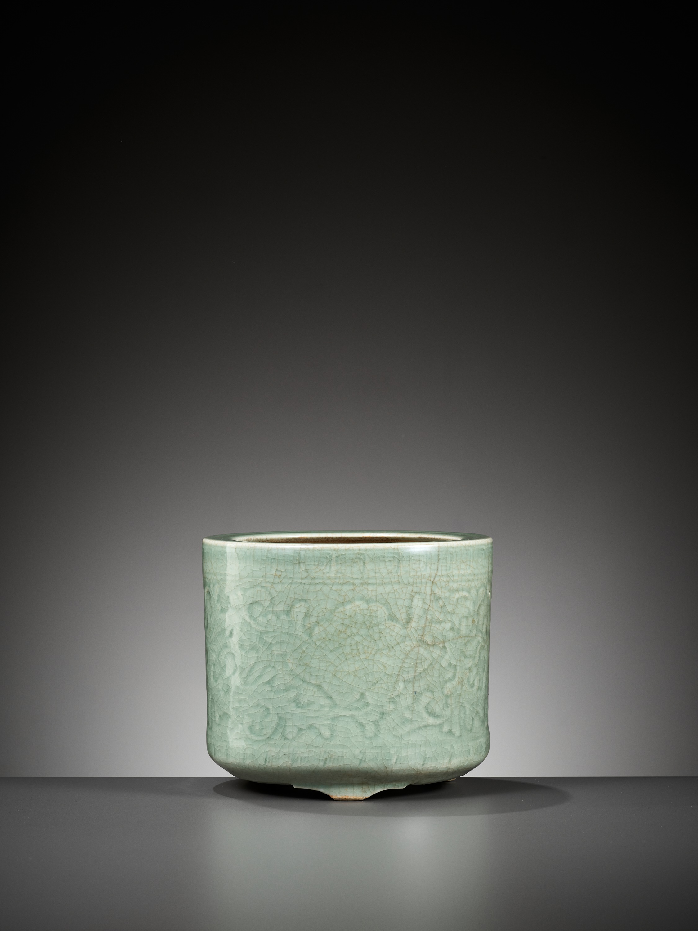 A CELADON GLAZED BRUSHPOT, BITONG, FIRST HALF OF THE QING DYNASTY - Image 3 of 10