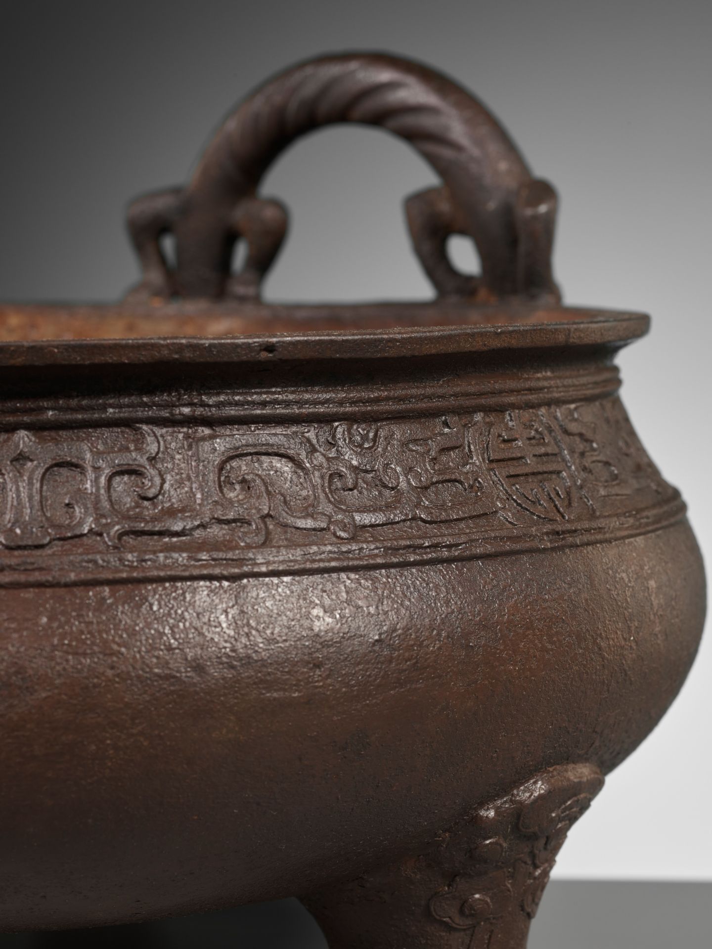 A LARGE ARCHAISTIC CAST IRON TRIPOD CENSER, MING DYNASTY - Image 7 of 14