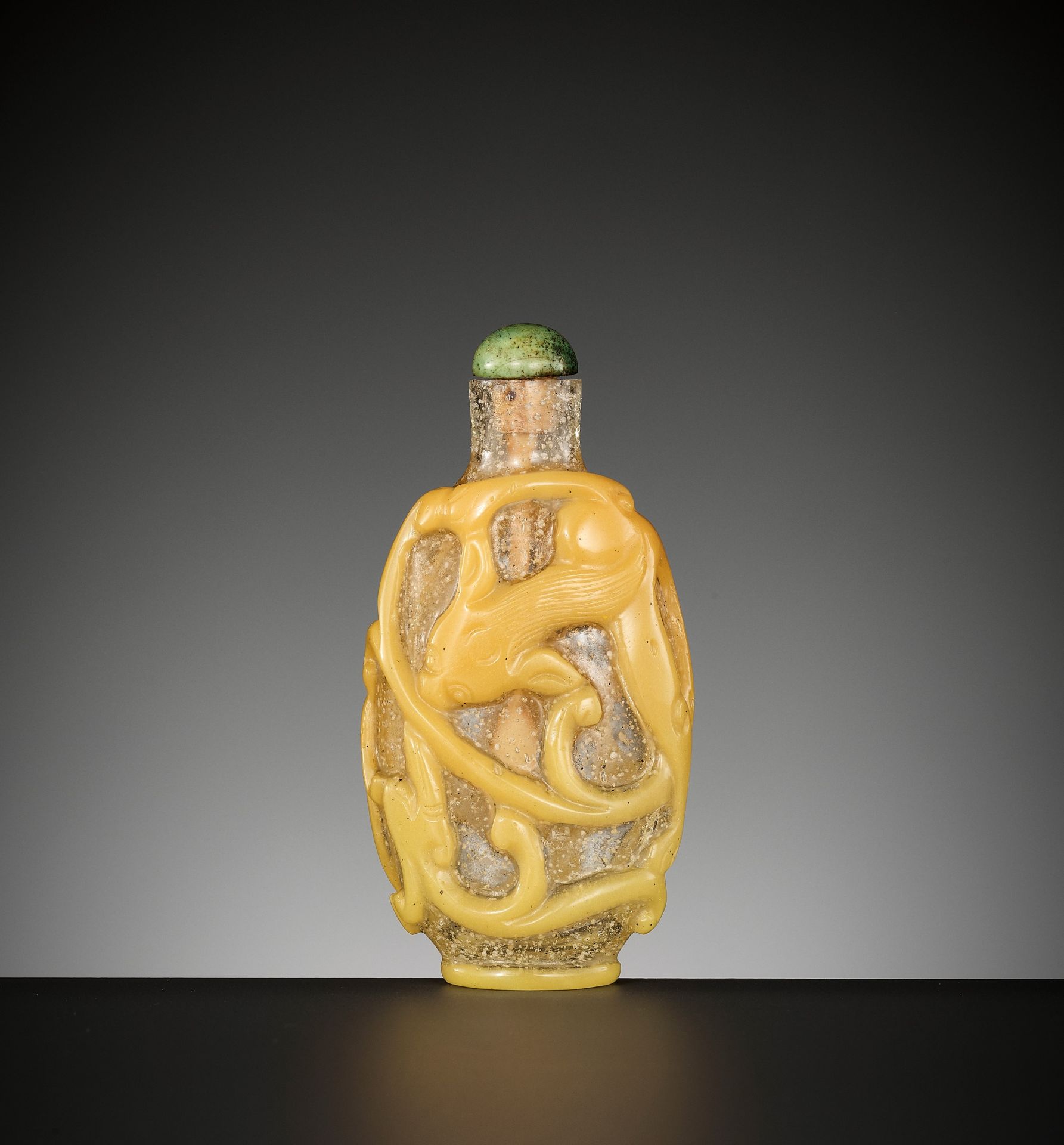 A YELLOW OVERLAY SNOWFLAKE GLASS 'CHILONG' SNUFF BOTTLE, QING DYNASTY