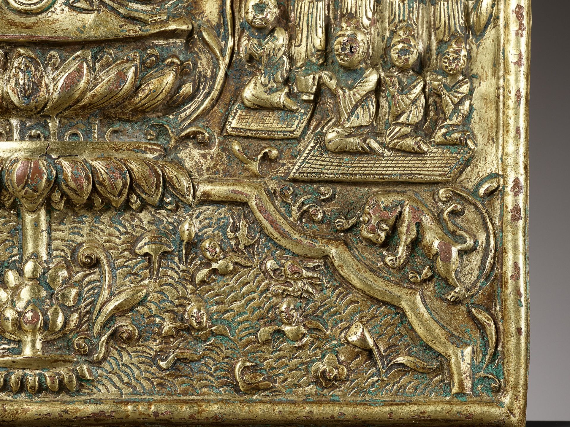 A LARGE AND IMPORTANT BUDDHIST VOTIVE PLAQUE, GILT COPPER REPOUSSE, EARLY TANG DYNASTY - Bild 15 aus 21