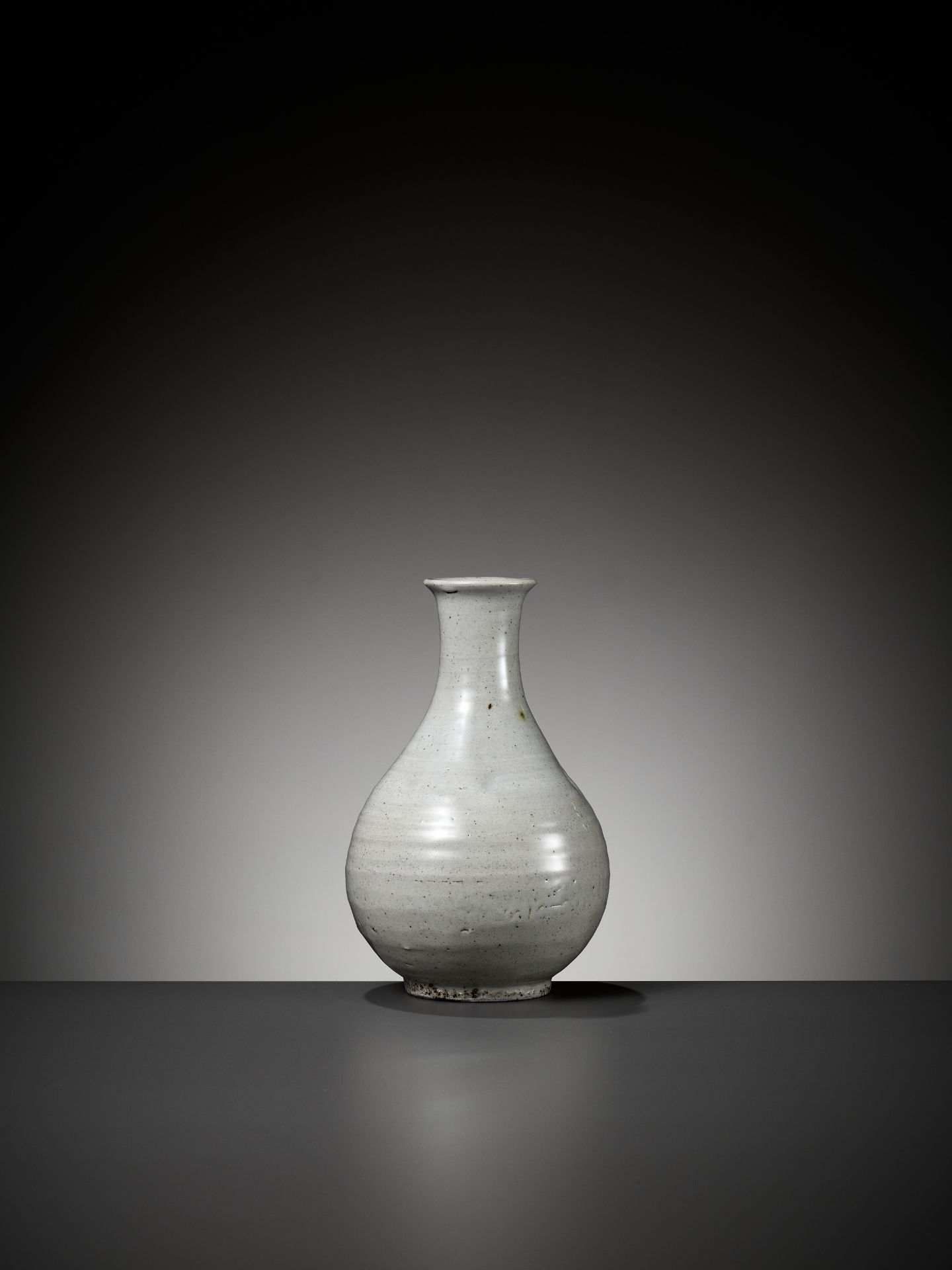 A GRAYISH-WHITE GLAZED BOTTLE VASE, JOSEON DYNASTY - Image 3 of 9