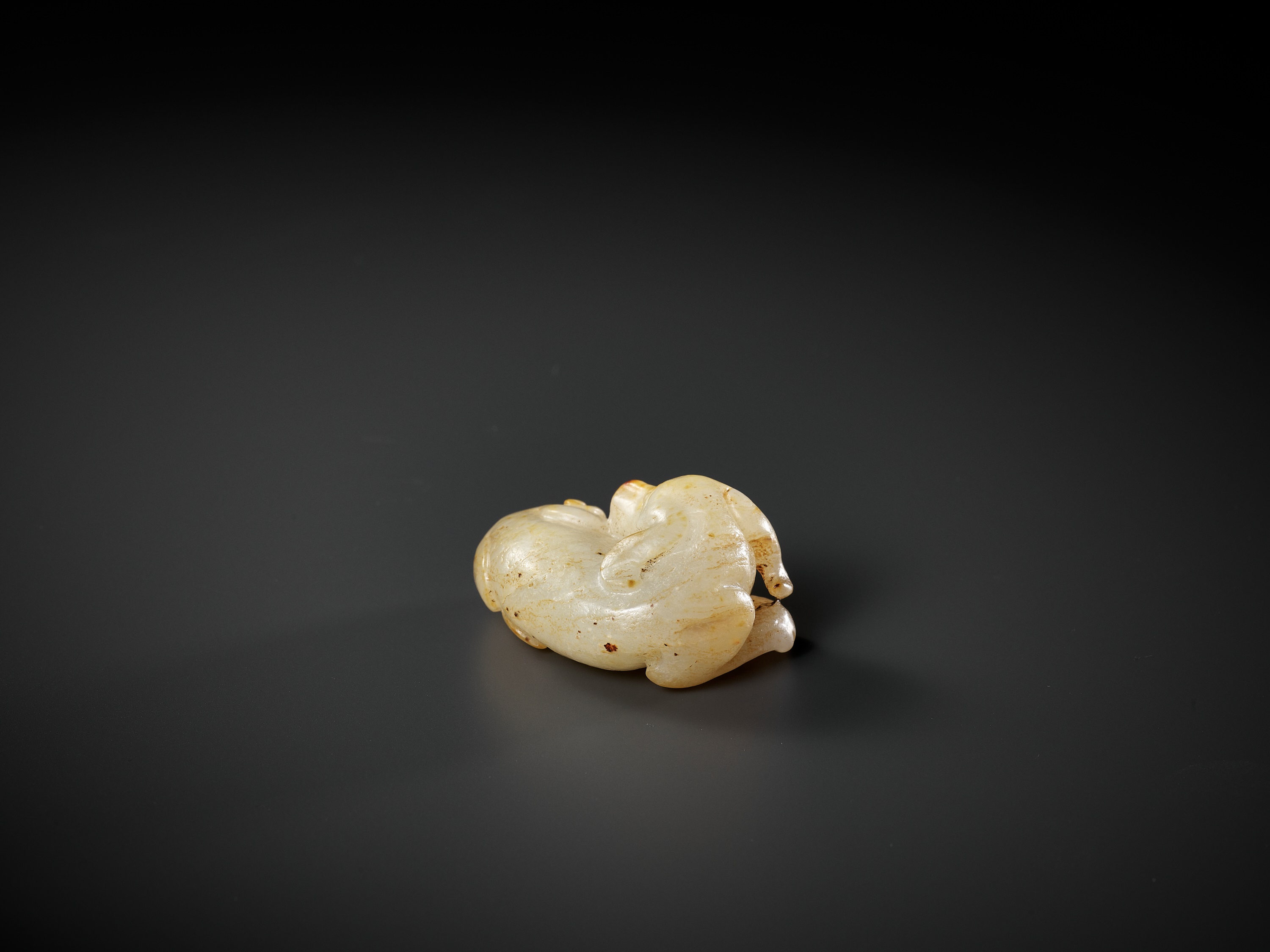 A PALE CELADON AND RUSSET JADE FIGURE OF A DOG, 17TH-18TH CENTURY - Image 6 of 10