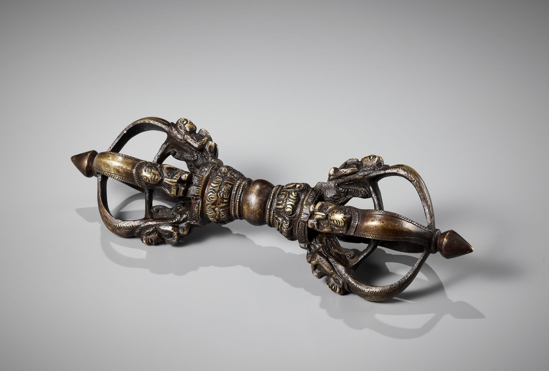 A LARGE AND MASSIVE BRONZE VAJRA, 17TH-18TH CENTURY