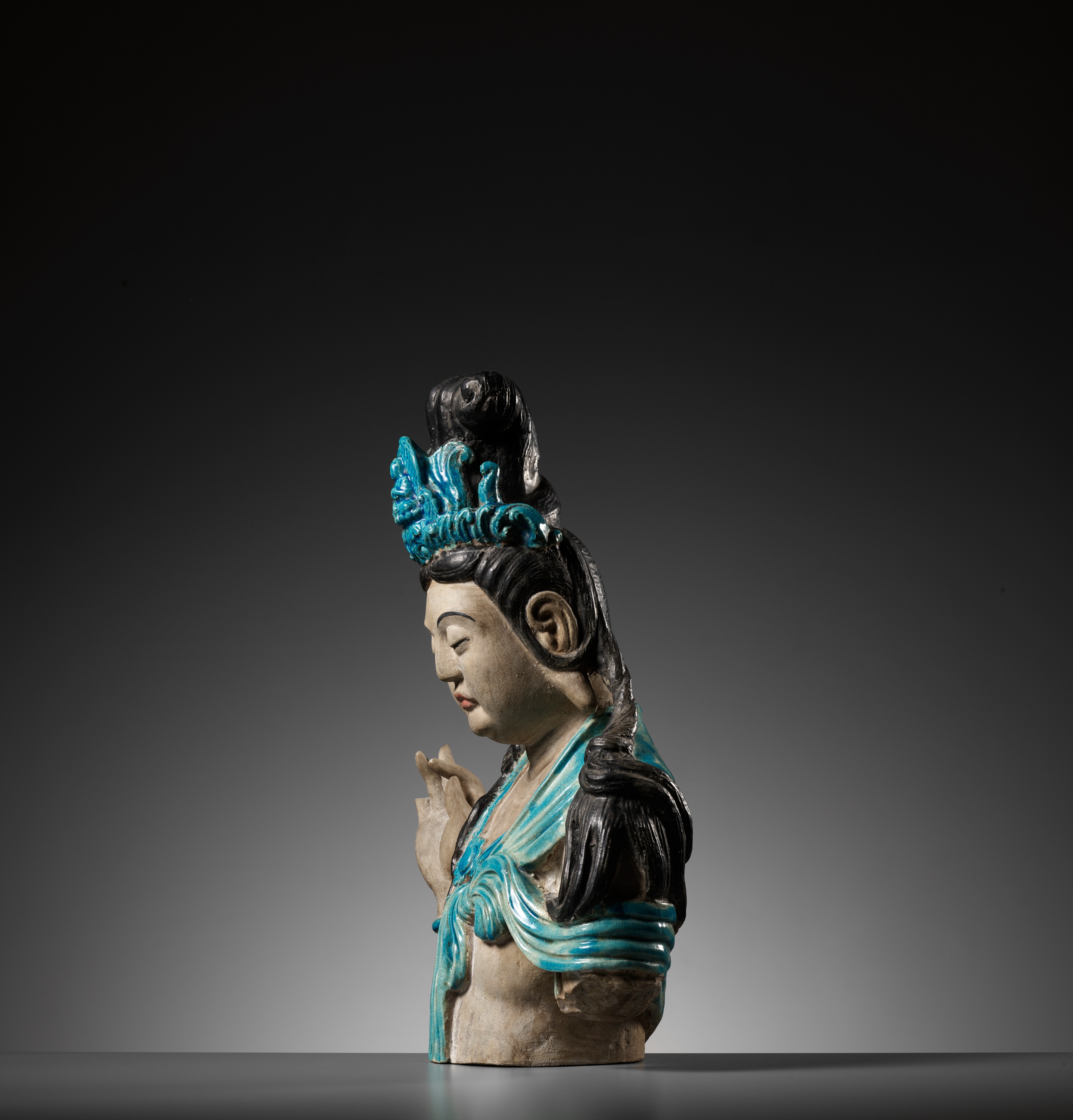 A LARGE AND MASSIVE FAHUA-GLAZED STONEWARE BUST OF GUANYIN, MING DYNASTY - Image 11 of 17