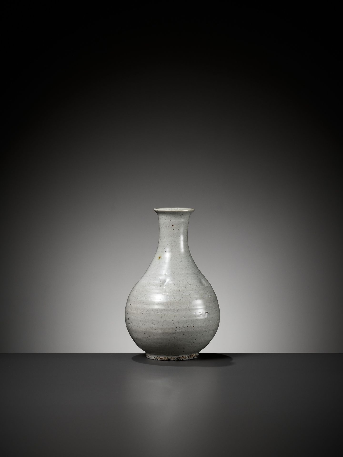 A GRAYISH-WHITE GLAZED BOTTLE VASE, JOSEON DYNASTY - Image 6 of 9