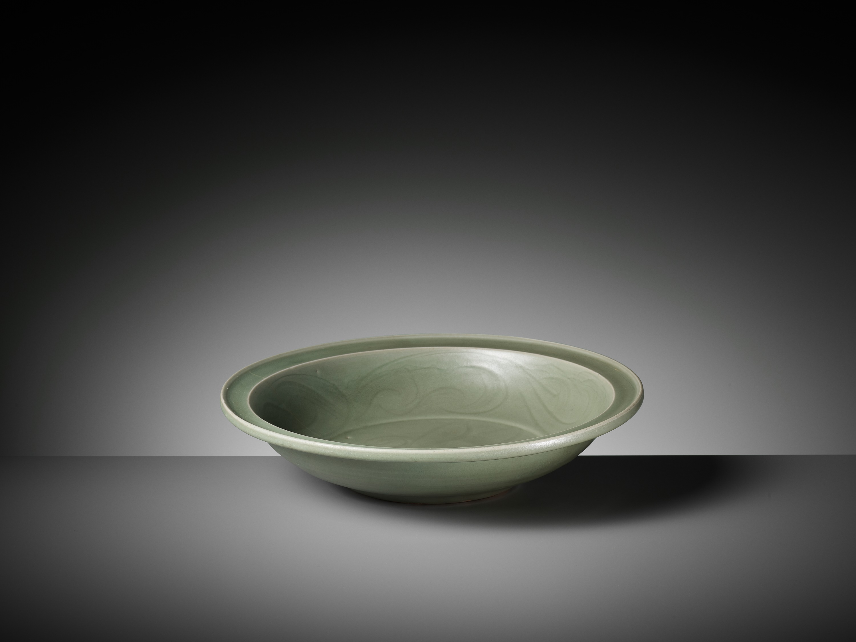 A CARVED LONGQUAN CELADON 'LOTUS' CHARGER, MING DYNASTY - Image 7 of 7