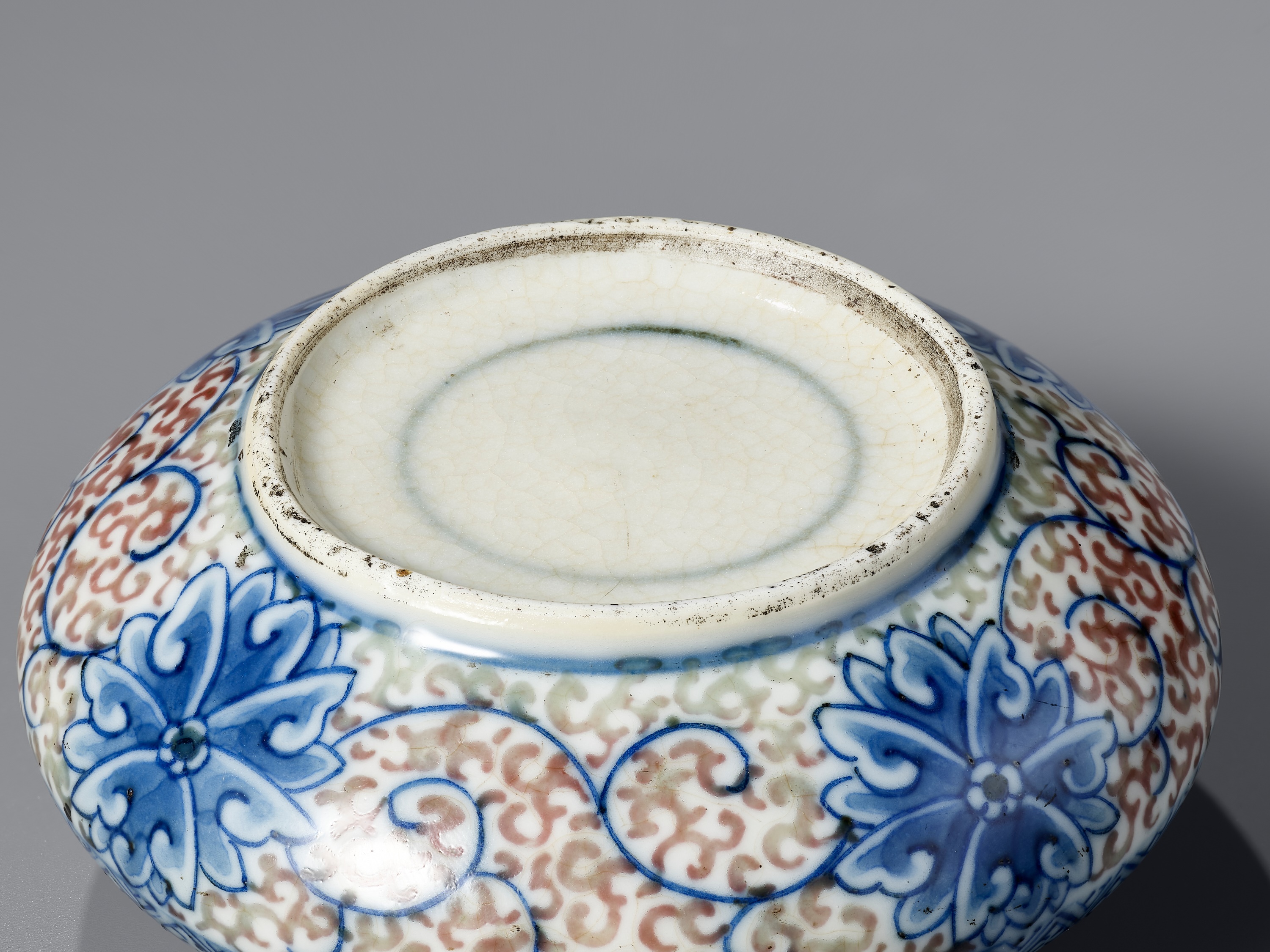 A PORCELAIN WATER POT, WITH MATCHING BRONZE SPOON AND WOOD STAND, QING DYNASTY - Image 9 of 14