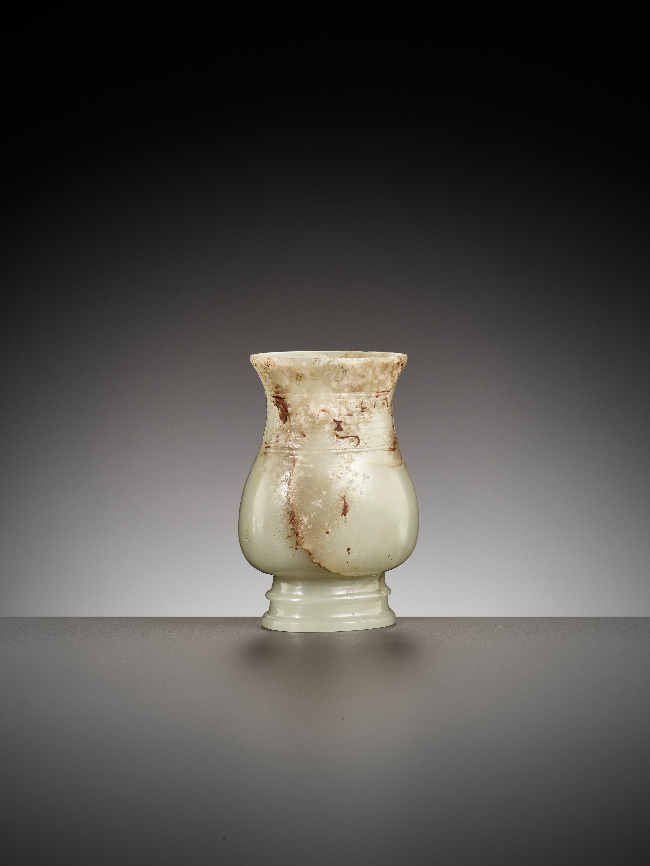 A RARE ARCHAISTIC 'SHANG BRONZE IMITATION' JADE VESSEL, ZHI, LATE SONG TO EARLY MING DYNASTY - Image 10 of 19