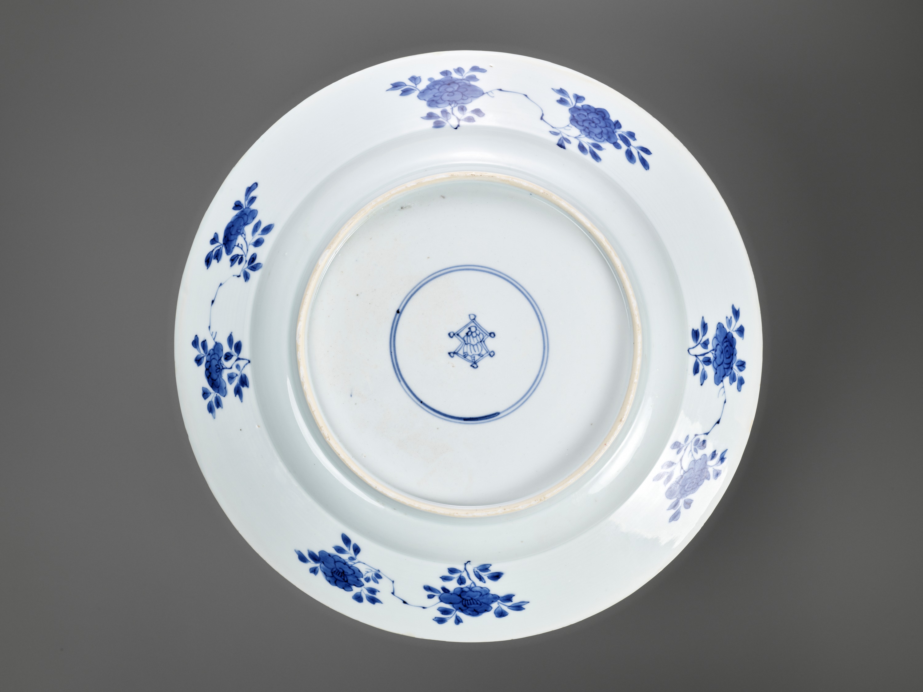 A LARGE BLUE AND WHITE 'HUNTING SCENE' DISH, KANGXI PERIOD - Image 9 of 10