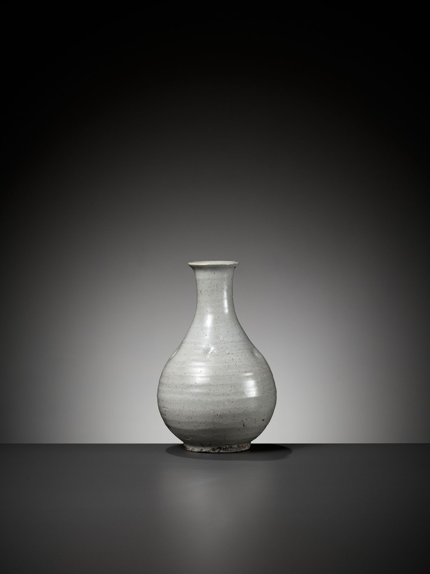 A GRAYISH-WHITE GLAZED BOTTLE VASE, JOSEON DYNASTY - Image 2 of 9