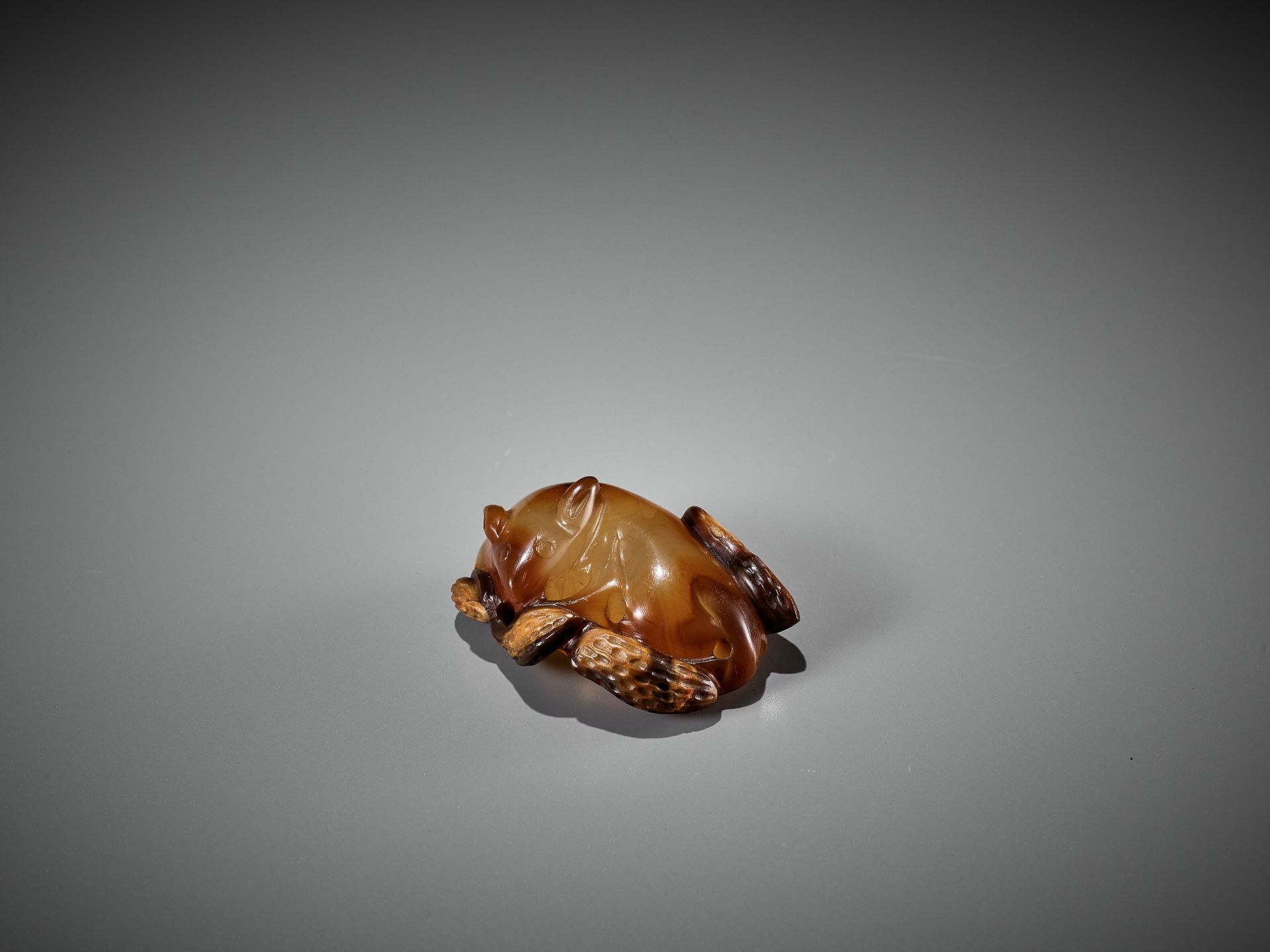 AN AGATE PENDANT OF A SQUIRREL WITH PEANUTS, 18TH-19TH CENTURY - Image 11 of 14
