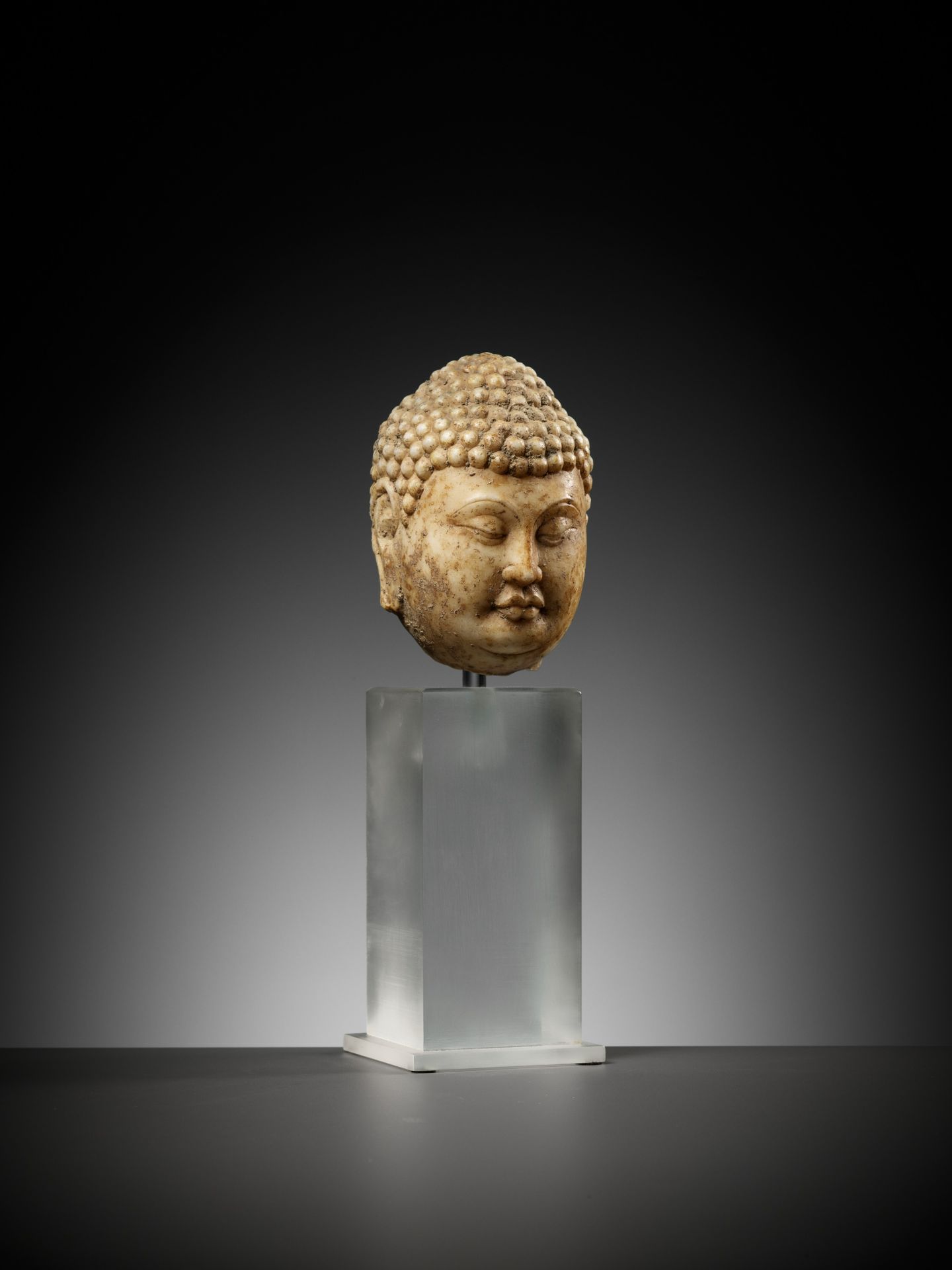 A MARBLE HEAD OF BUDDHA, TANG DYNASTY - Image 15 of 17