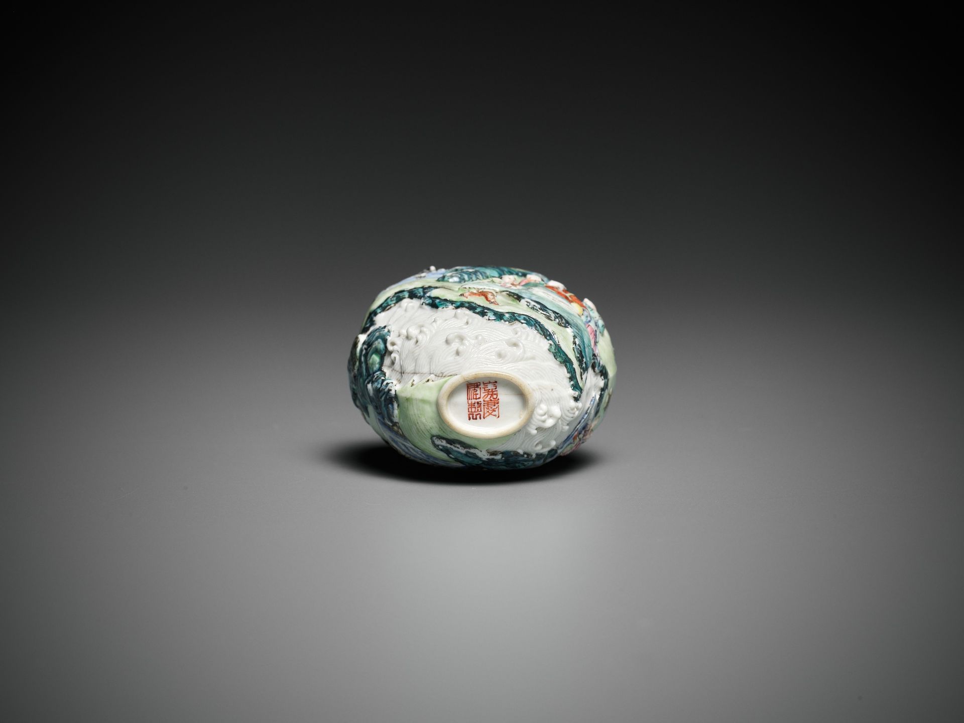 AN IMPERIAL MOLDED AND ENAMELED PORCELAIN SNUFF BOTTLE, JIAQING MARK AND PERIOD - Image 8 of 8