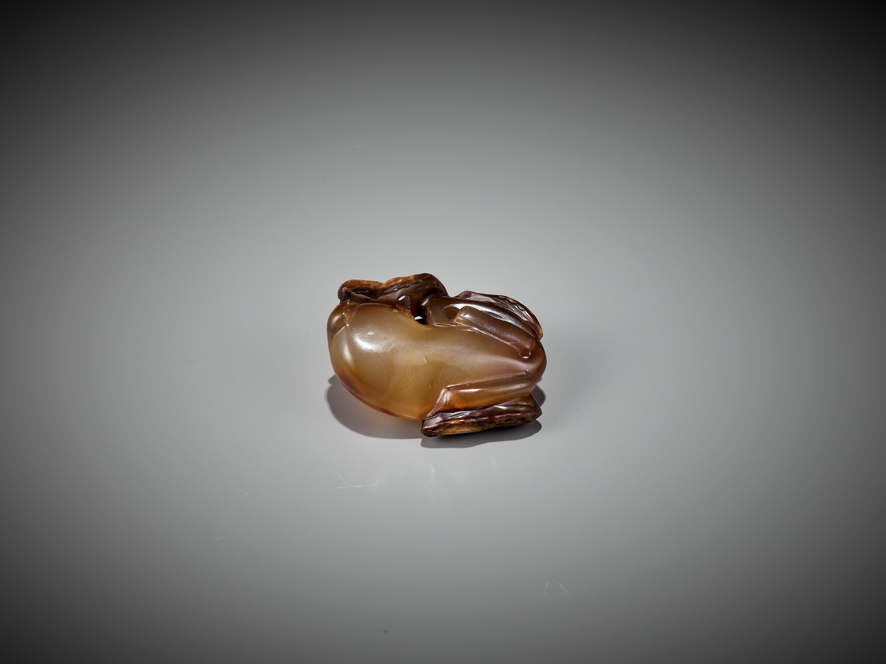 AN AGATE PENDANT OF A SQUIRREL WITH PEANUTS, 18TH-19TH CENTURY - Image 12 of 14