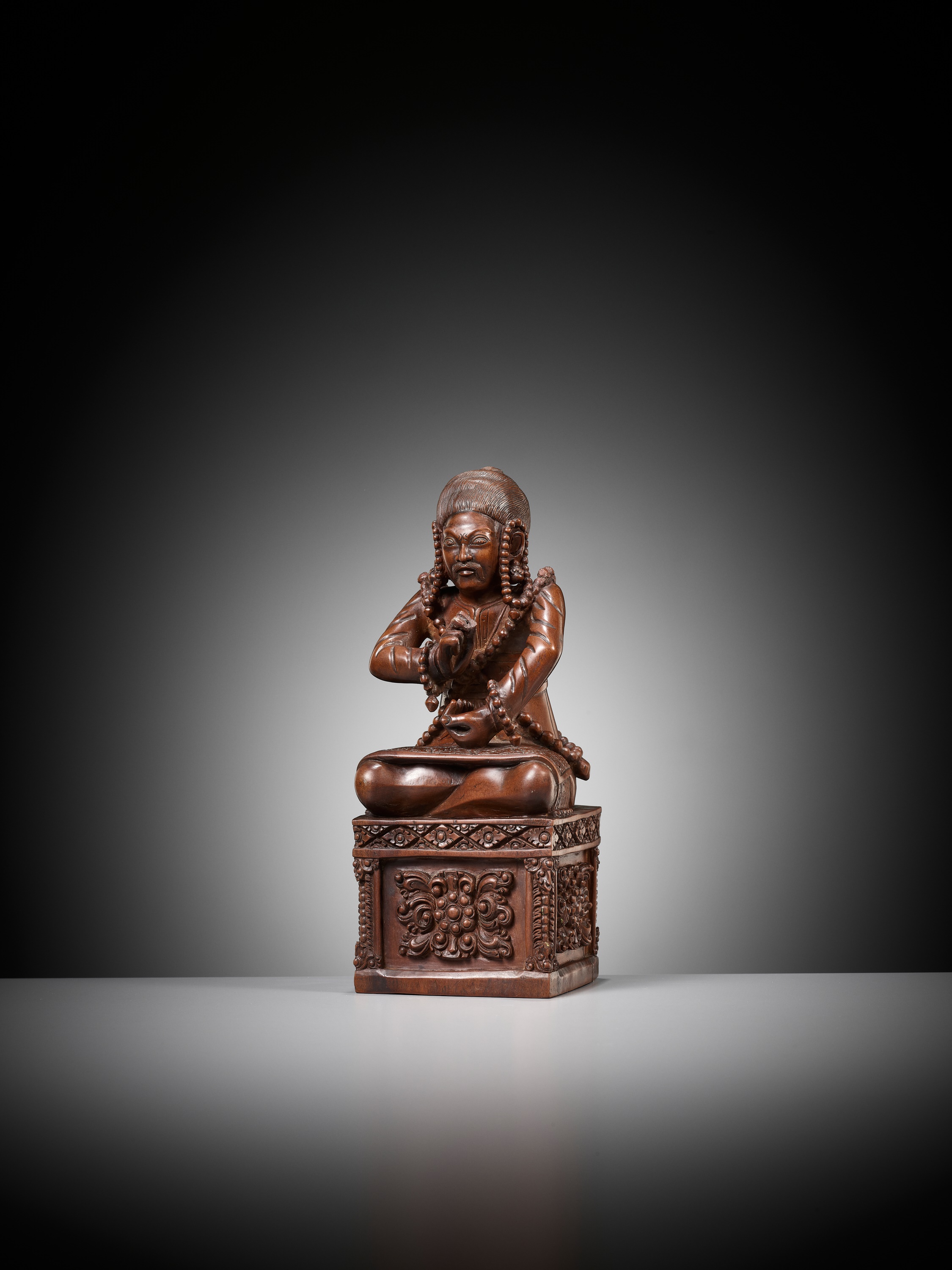 A MASTERFULLY CARVED HARDWOOD FIGURE OF A BUDDHIST PRIEST, SCHOOL OF CHOYING DORJE - Image 6 of 14