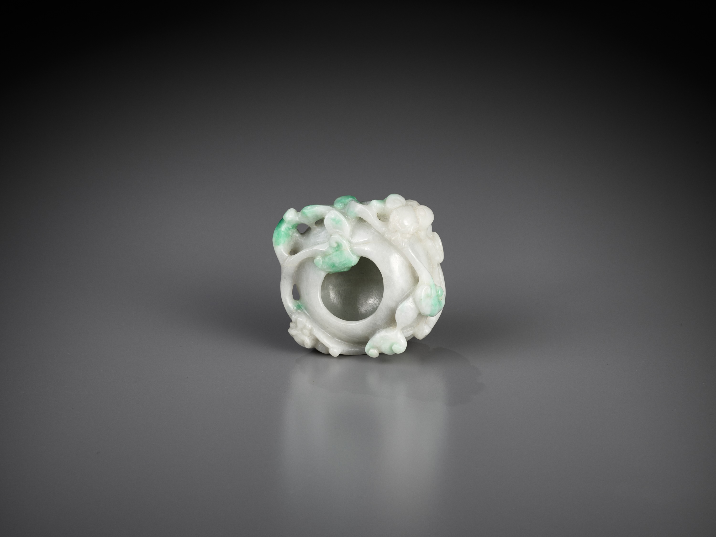 A SMALL JADEITE 'CHILONG' WASHER, LATE QING TO REPUBLIC - Image 2 of 11