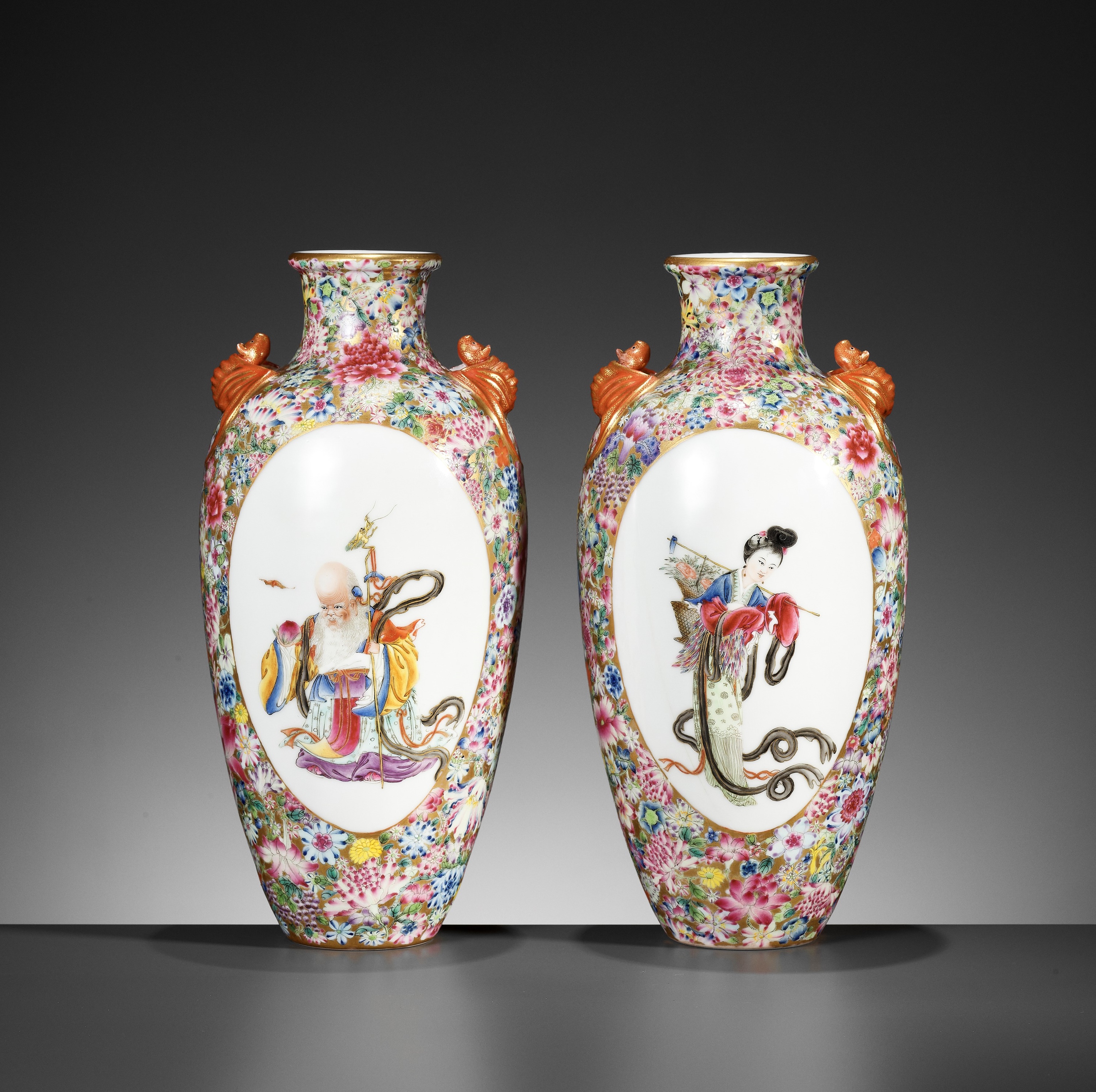 A PAIR OF FAMILLE ROSE 'MILLEFLEUR' VASES, LATE QING TO REPUBLIC
