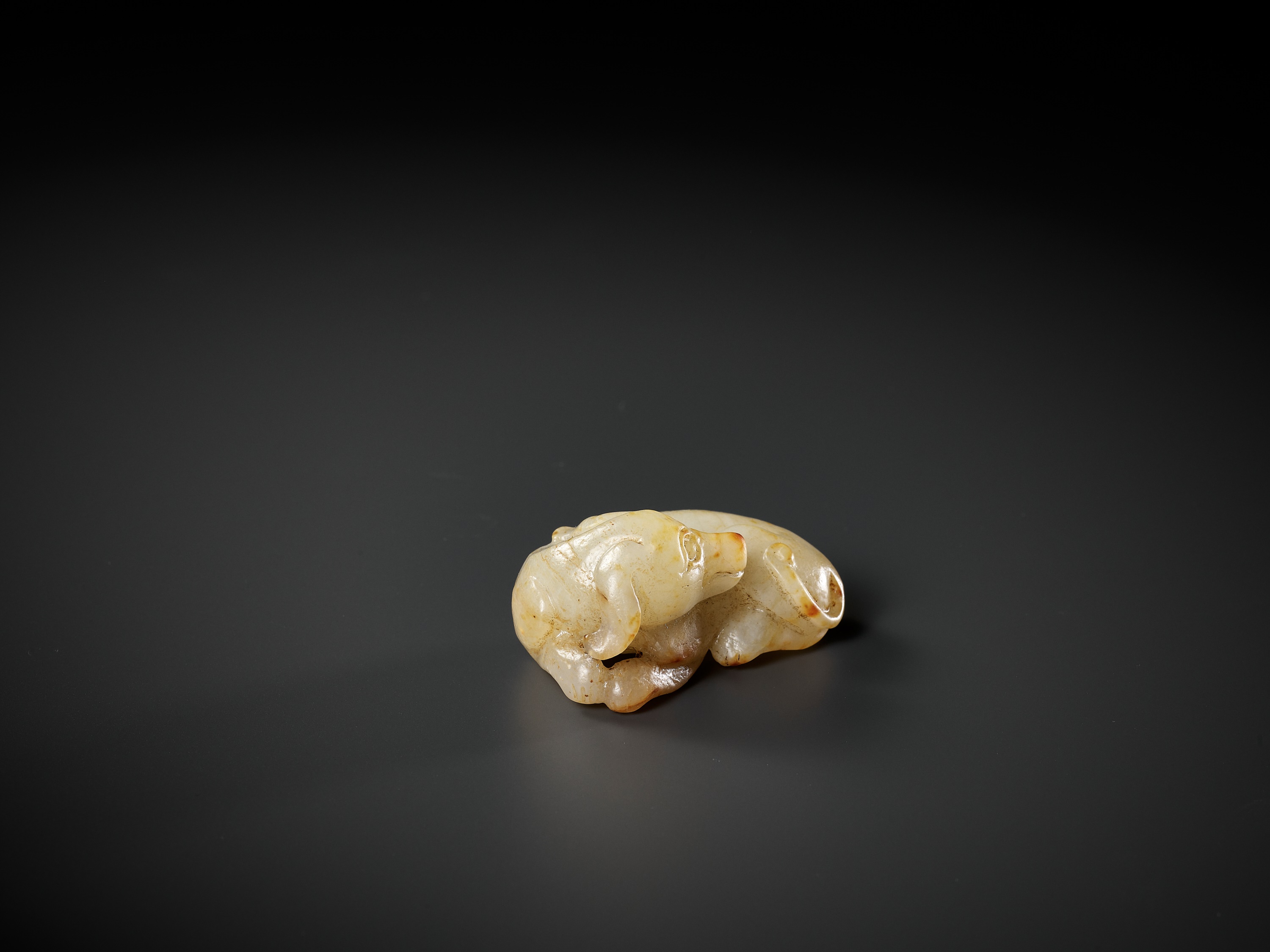 A PALE CELADON AND RUSSET JADE FIGURE OF A DOG, 17TH-18TH CENTURY - Image 3 of 10