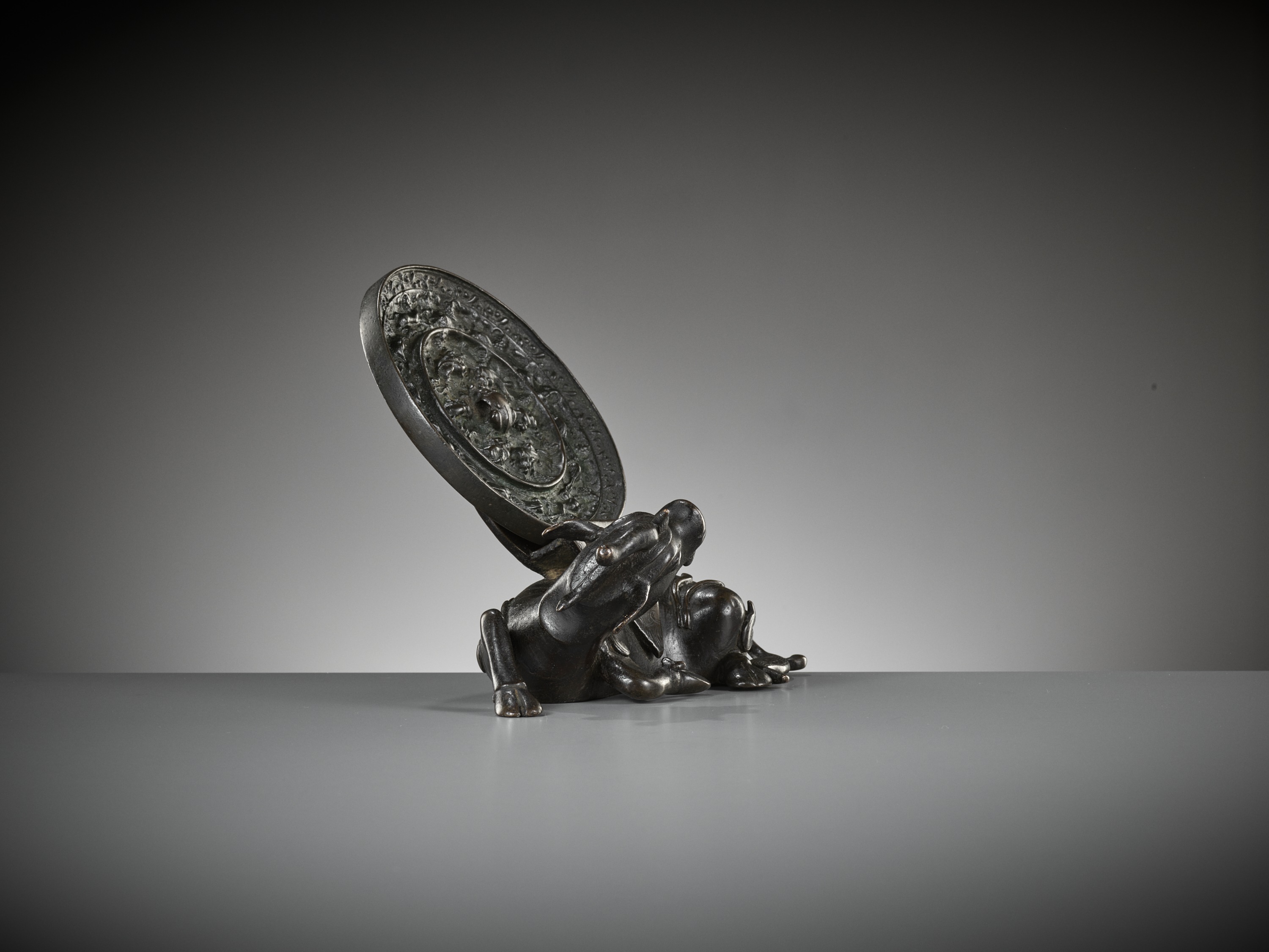 A BRONZE 'XINIU' MIRROR STAND AND 'LION AND GRAPEVINE' MIRROR, MING AND TANG DYNASTY - Image 10 of 20