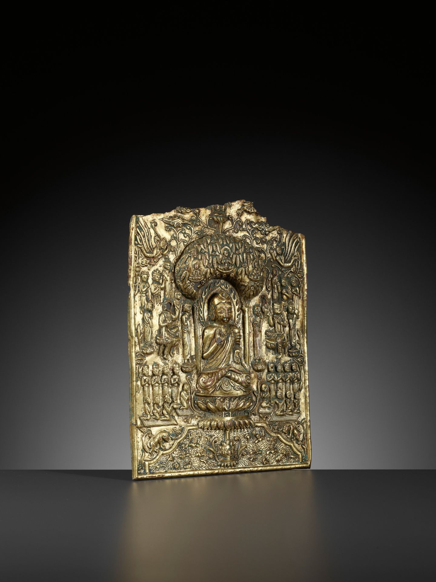 A LARGE AND IMPORTANT BUDDHIST VOTIVE PLAQUE, GILT COPPER REPOUSSE, EARLY TANG DYNASTY - Bild 19 aus 21