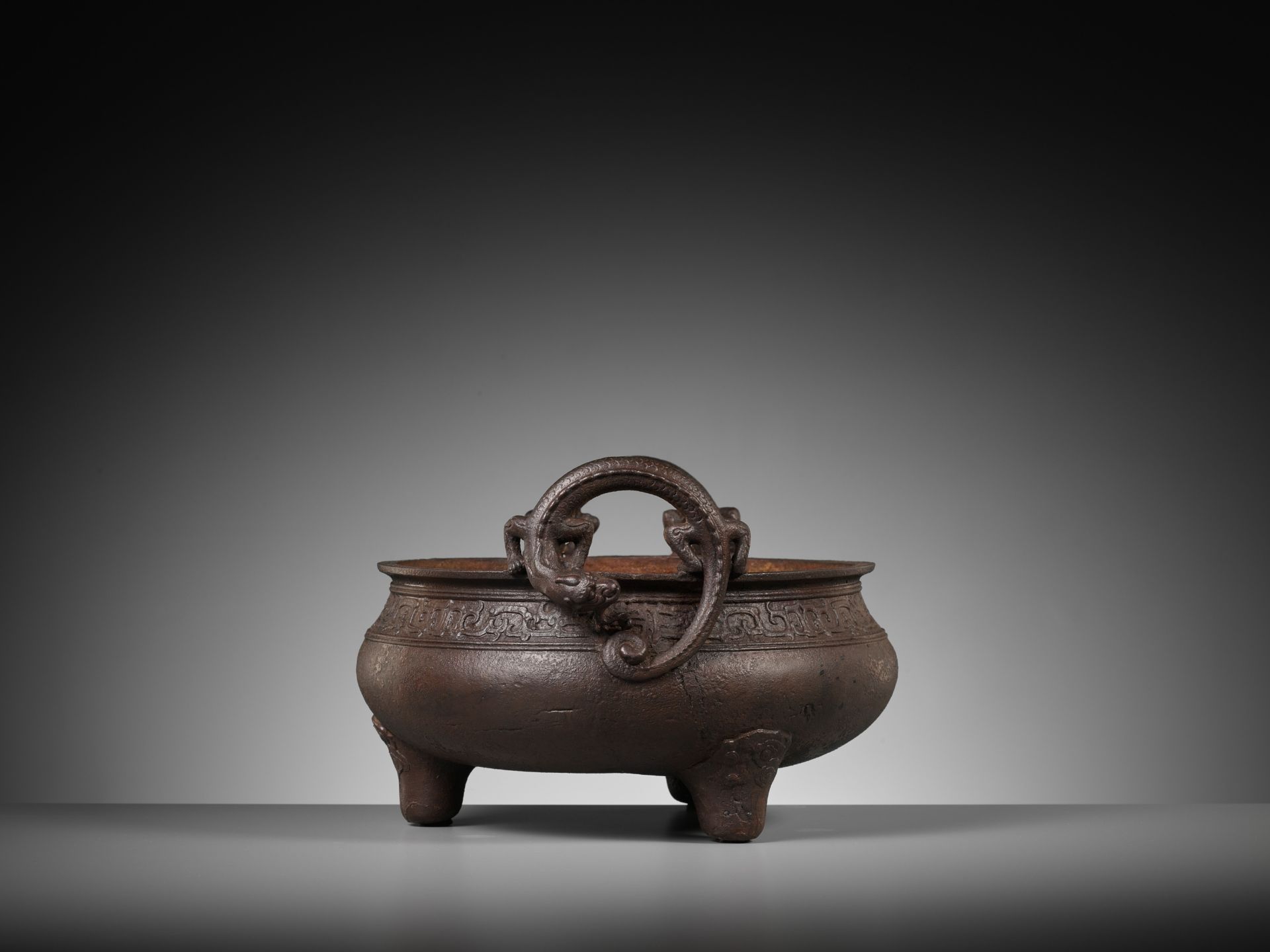 A LARGE ARCHAISTIC CAST IRON TRIPOD CENSER, MING DYNASTY - Image 10 of 14